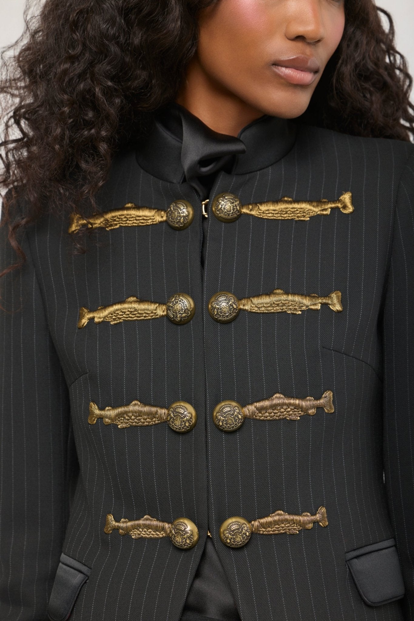 Blazer diplomática bordada Nuvola Diplomatic de The Extreme Collection con bordados dorados y botones exclusivos.