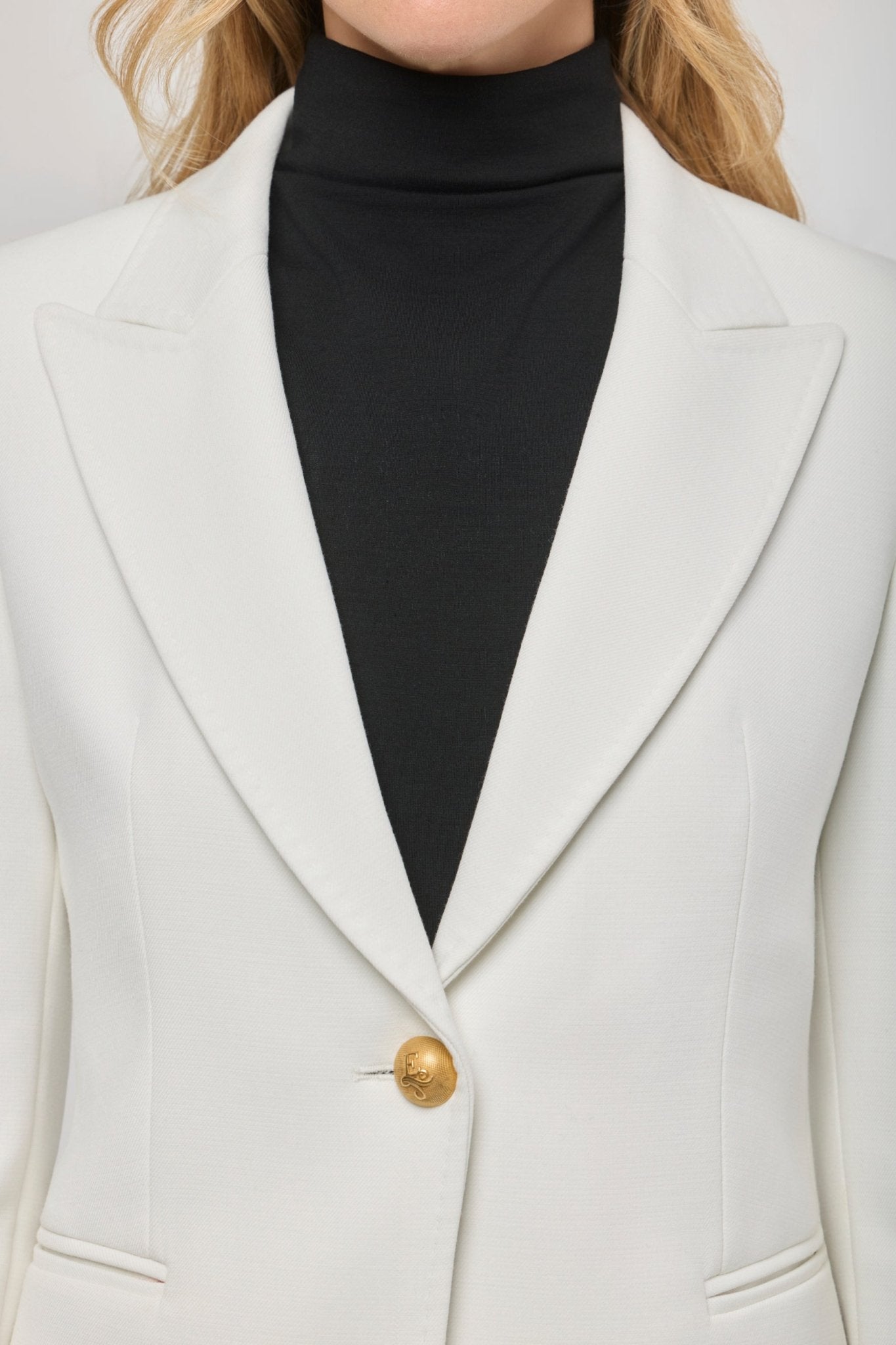 Blazer entallada blanca Garcia Vintage 01 de The Extreme Collection con detalle de picado en solapa.