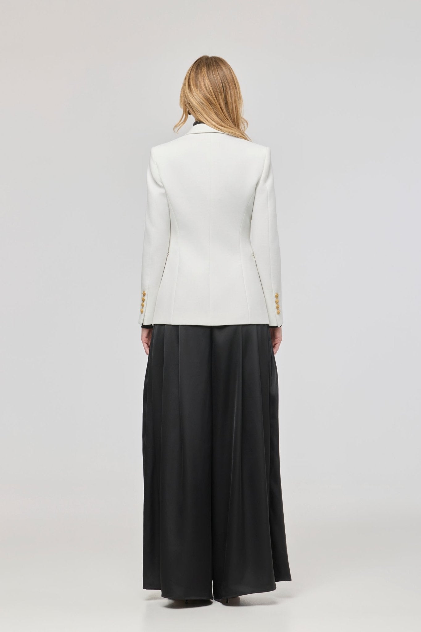 Blazer entallada blanca Garcia Vintage 01 de The Extreme Collection con detalle de picado en solapa.