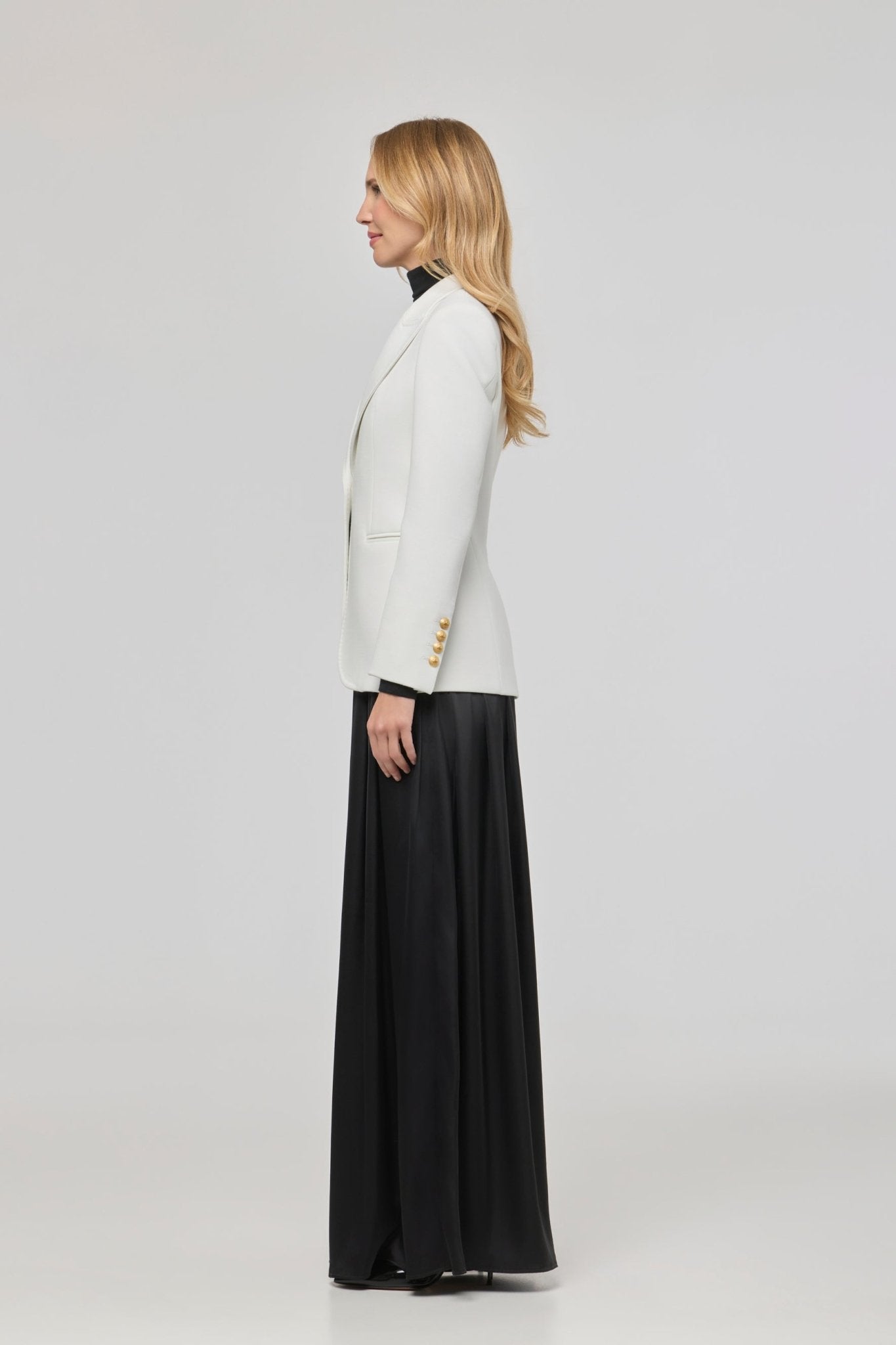 Blazer entallada blanca Garcia Vintage 01 de The Extreme Collection con detalle de picado en solapa.