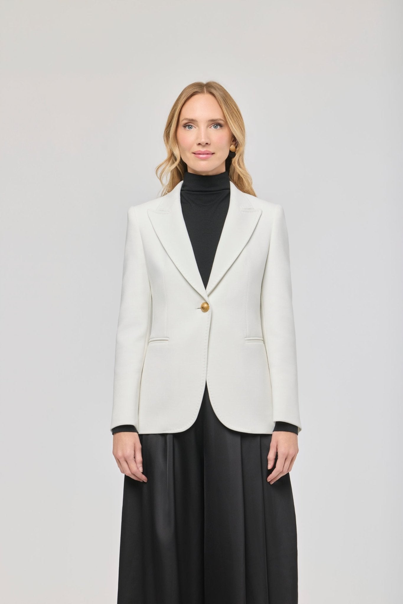 Blazer entallada blanca Garcia Vintage 01 de The Extreme Collection con detalle de picado en solapa.