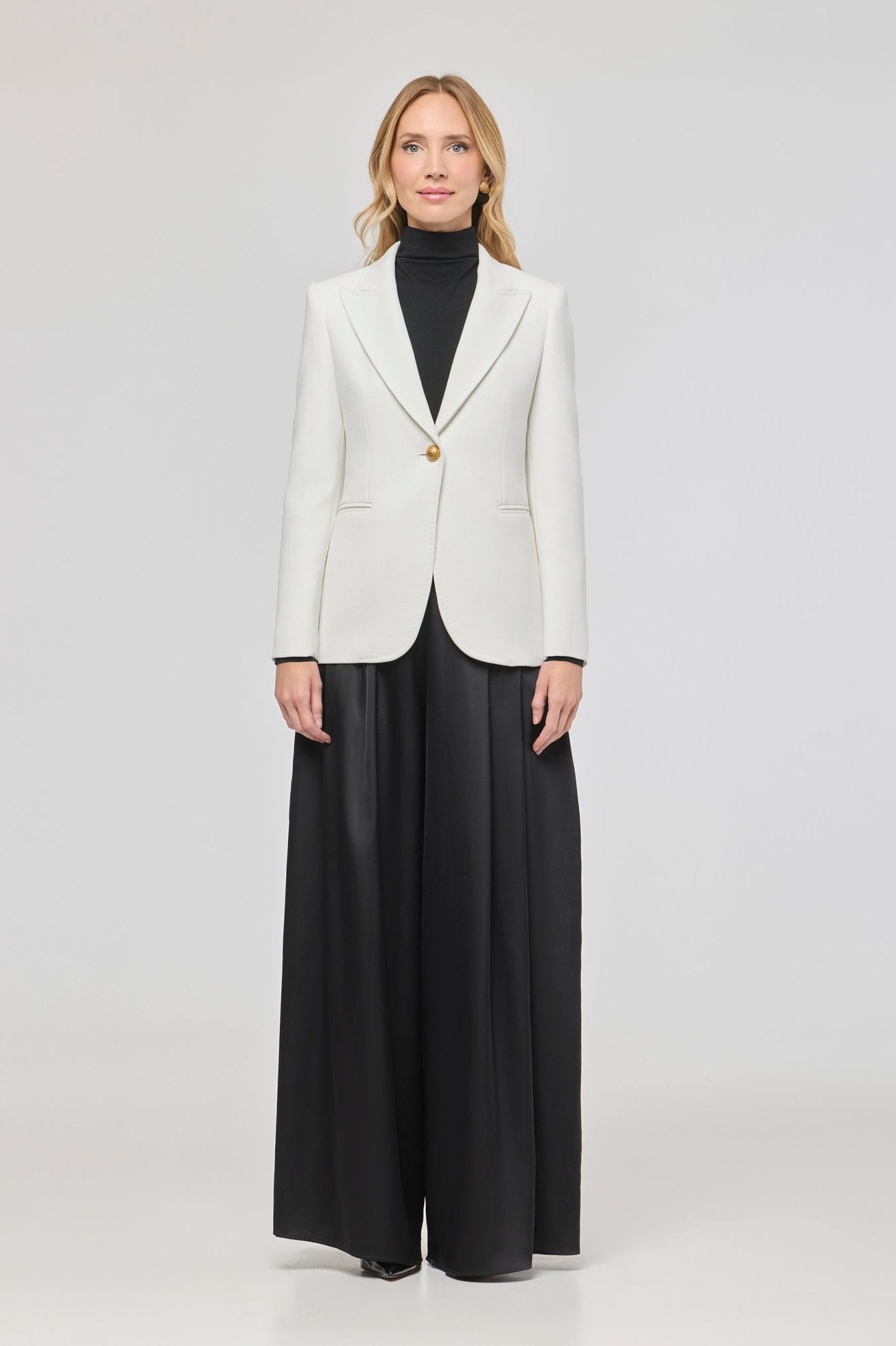 Blazer entallada blanca Garcia Vintage 01 de The Extreme Collection con detalle de picado en solapa.