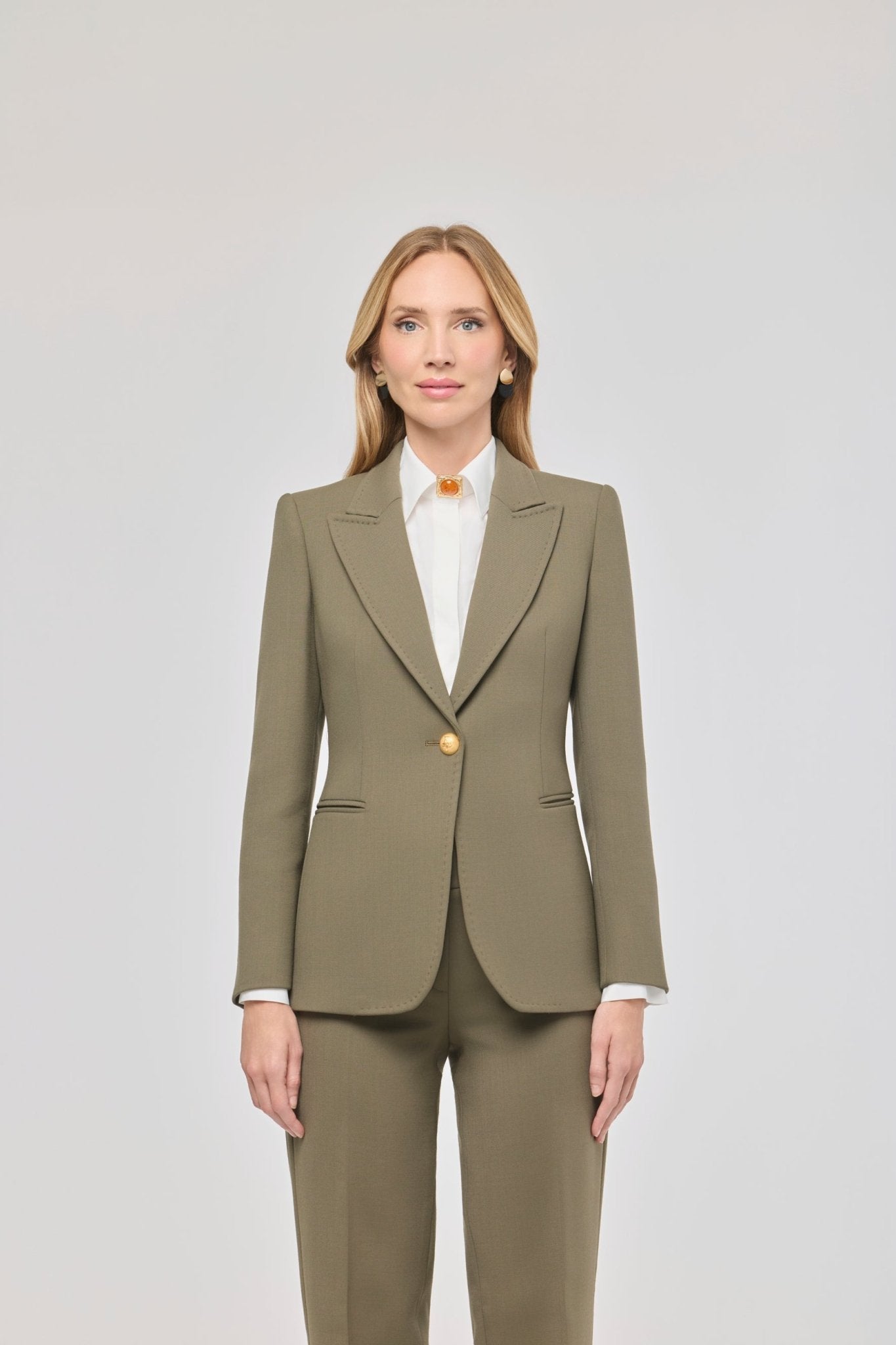 Blazer entallada verde Garcia Vintage 01 de The Extreme Collection en color verde con detalle de solapa picada.
