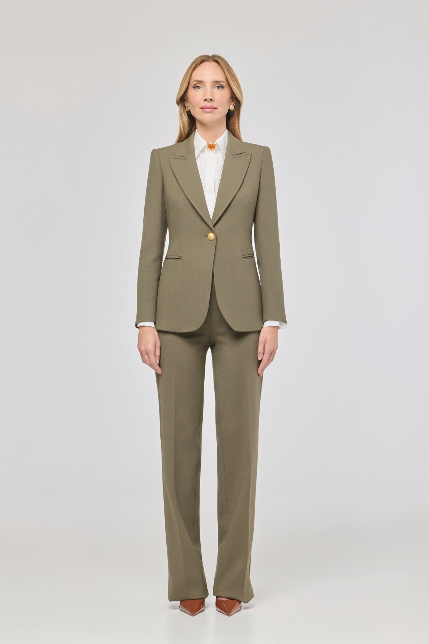 Blazer entallada verde Garcia Vintage 01 de The Extreme Collection en color verde con detalle de solapa picada.