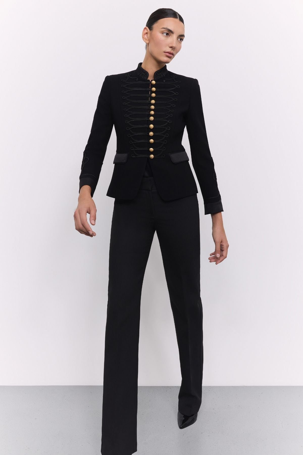 Blazer militar negra Isaura Black con botones heráldicos dorados y corte estructurado.