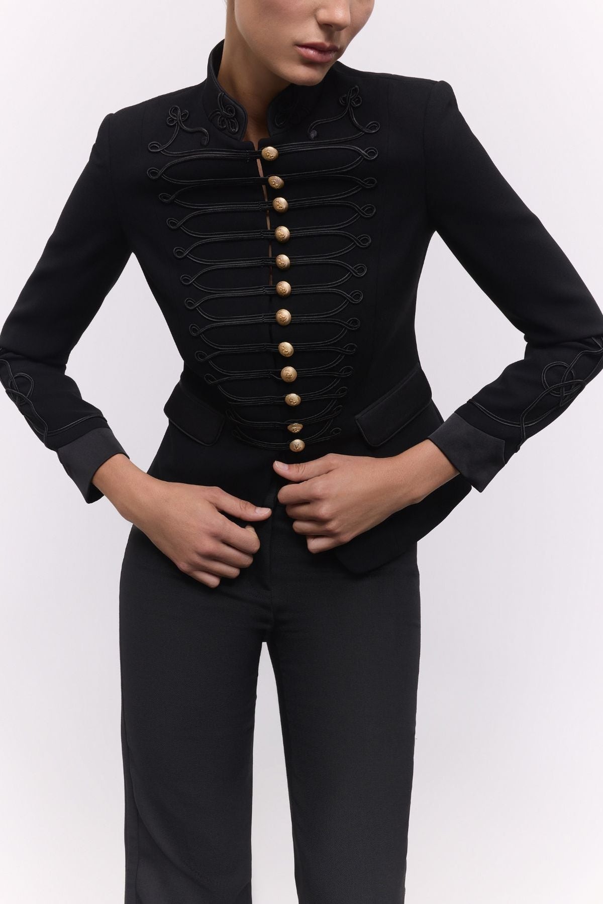 Blazer militar negra Isaura Black con botones heráldicos dorados y corte estructurado.