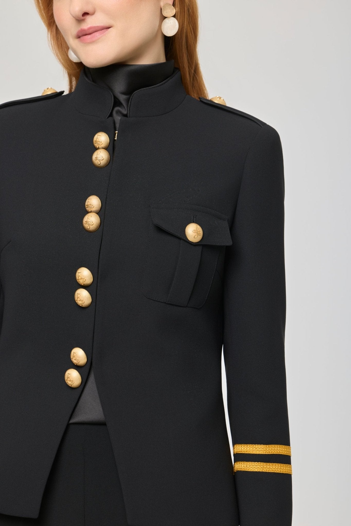 Blazer negra con detalle de galones Claudia London de The Extreme Collection con detalle de galones dorados y detalles dorados en mangas.