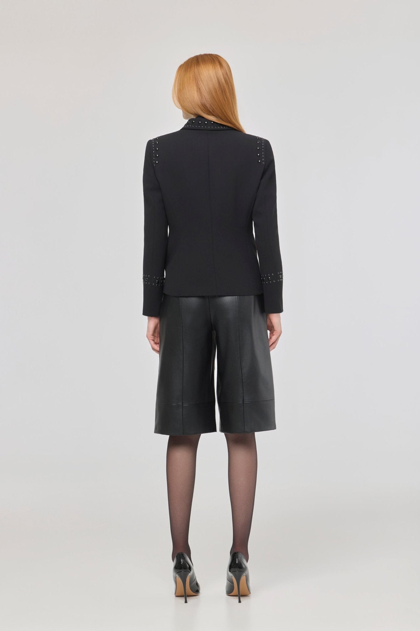 Blazer negra con tachuelas Rock Star de The Extreme Collection con tachuelas en color negro.