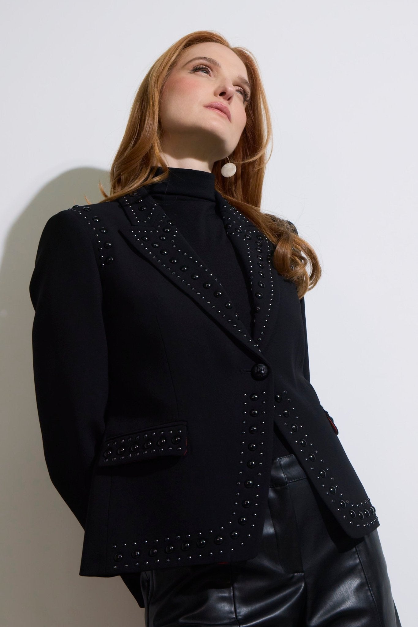 Blazer negra con tachuelas Rock Star de The Extreme Collection. Diseño exclusivo en negro con aplicaciones tono sobre tono para un estilo sofisticado y potente.