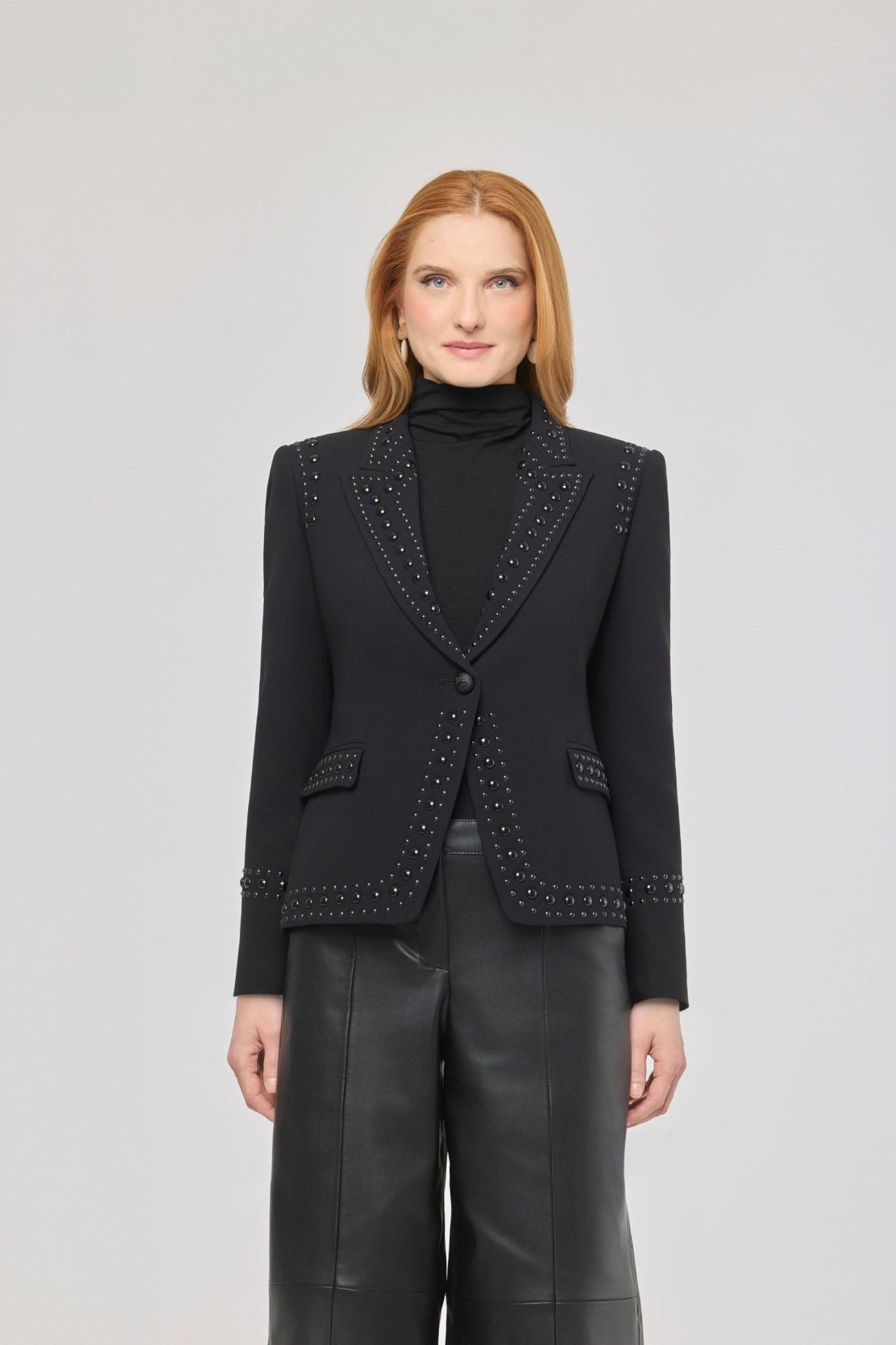 Blazer negra con tachuelas Rock Star de The Extreme Collection con tachuelas en color negro.