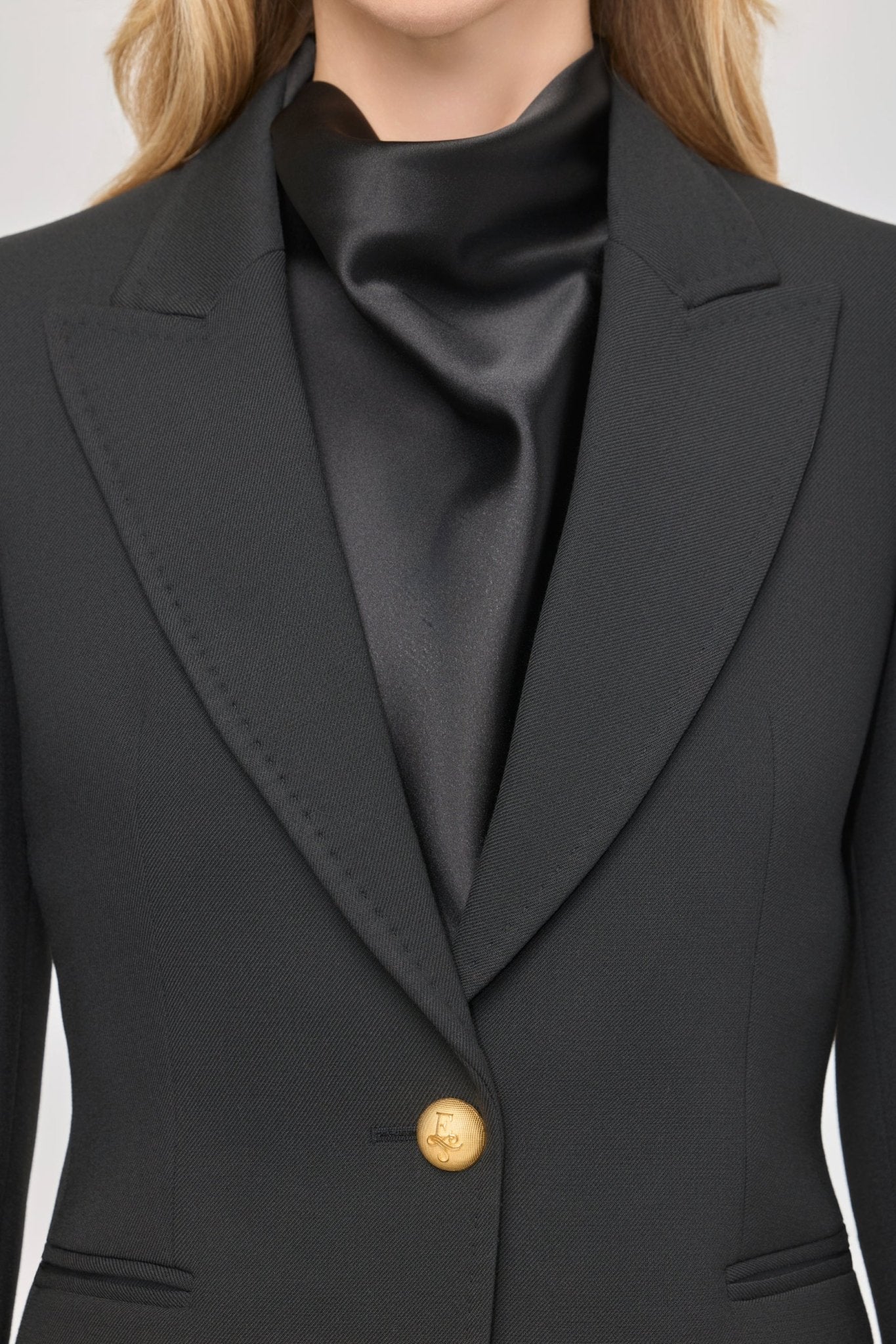 Blazer entallada negra Garcia Vintage 01 de The Extreme Collection con detalle de solapa picada.