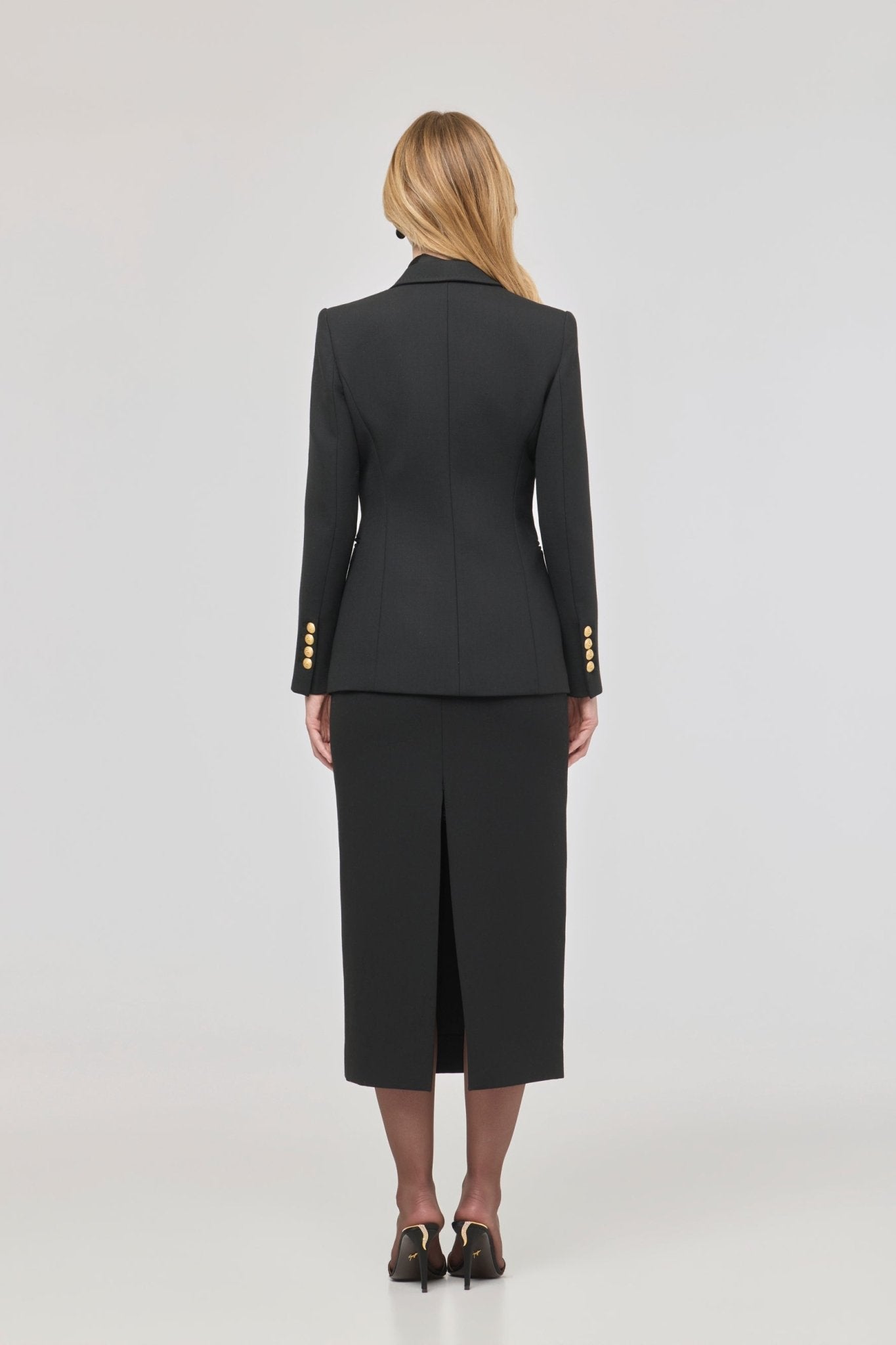Blazer entallada negra Garcia Vintage 01 de The Extreme Collection con detalle de solapa picada.
