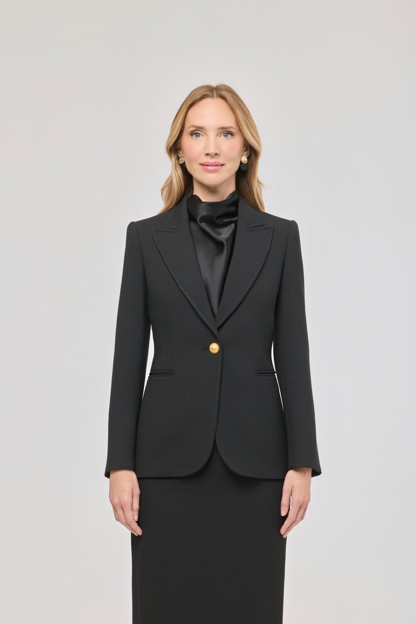 Blazer entallada negra Garcia Vintage 01 de The Extreme Collection con detalle de solapa picada.