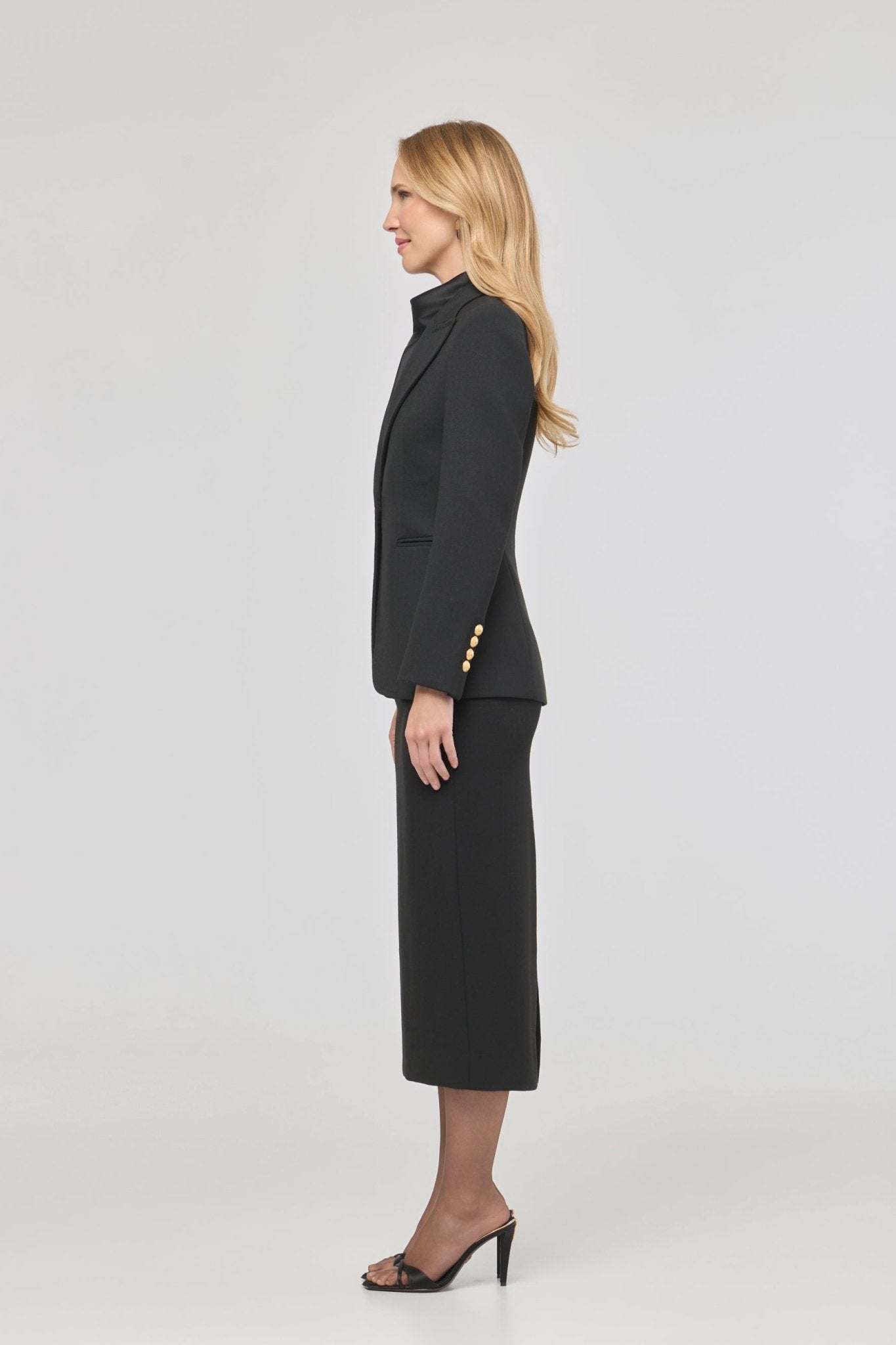Blazer entallada negra Garcia Vintage 01 de The Extreme Collection con detalle de solapa picada.