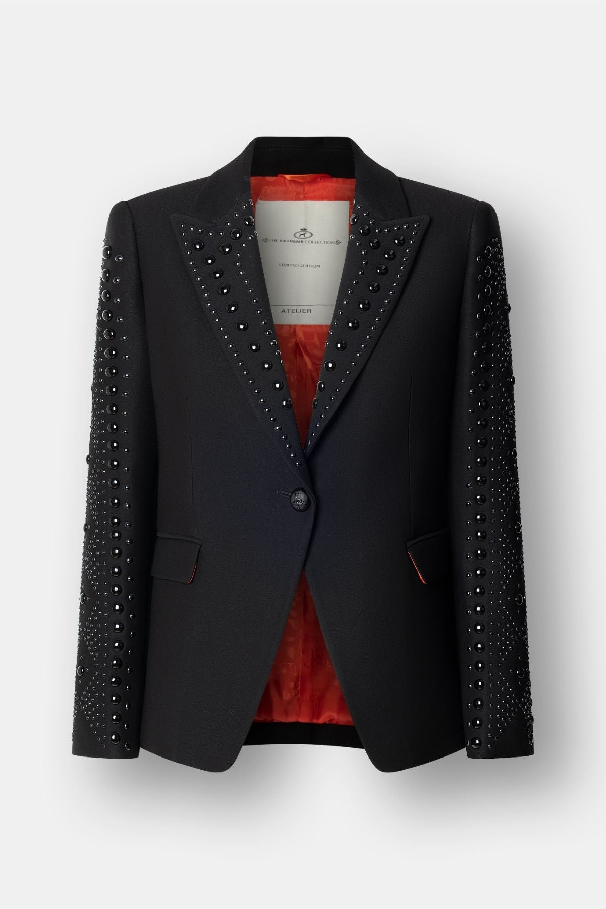 Blazer negro con tachas puestas a mano modelo Lord Byron de The Extreme Collection.