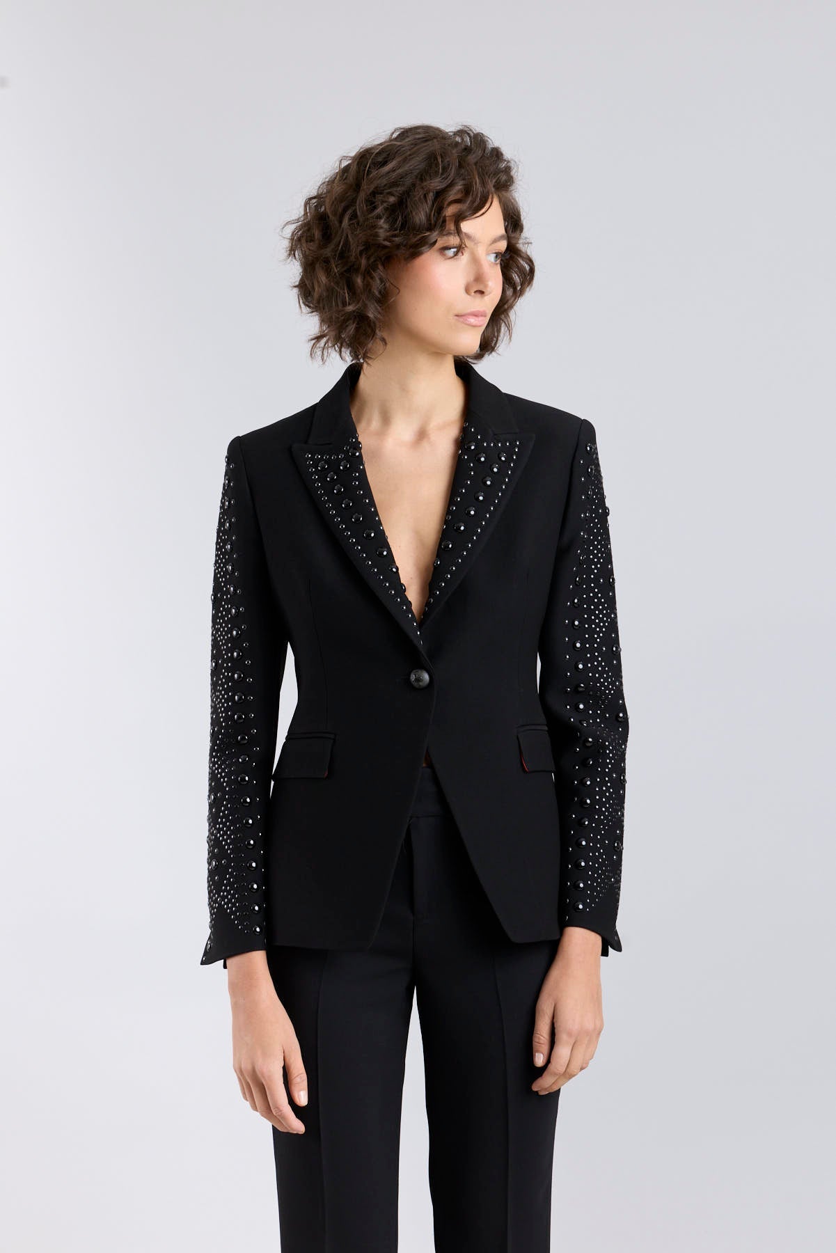 Blazer negro con tachas puestas a mano modelo Lord Byron de The Extreme Collection.