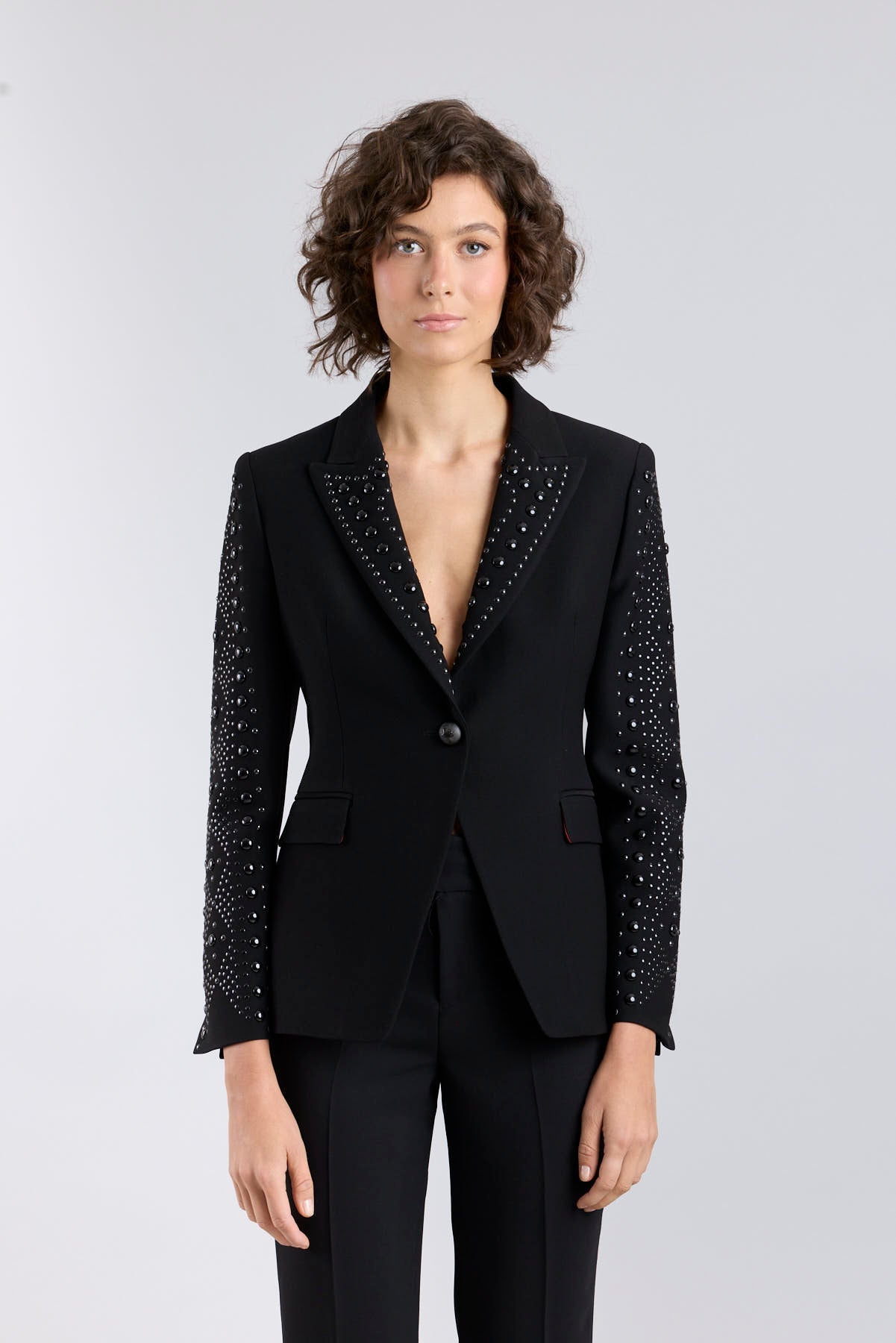 Blazer negro con tachas puestas a mano modelo Lord Byron de The Extreme Collection.
