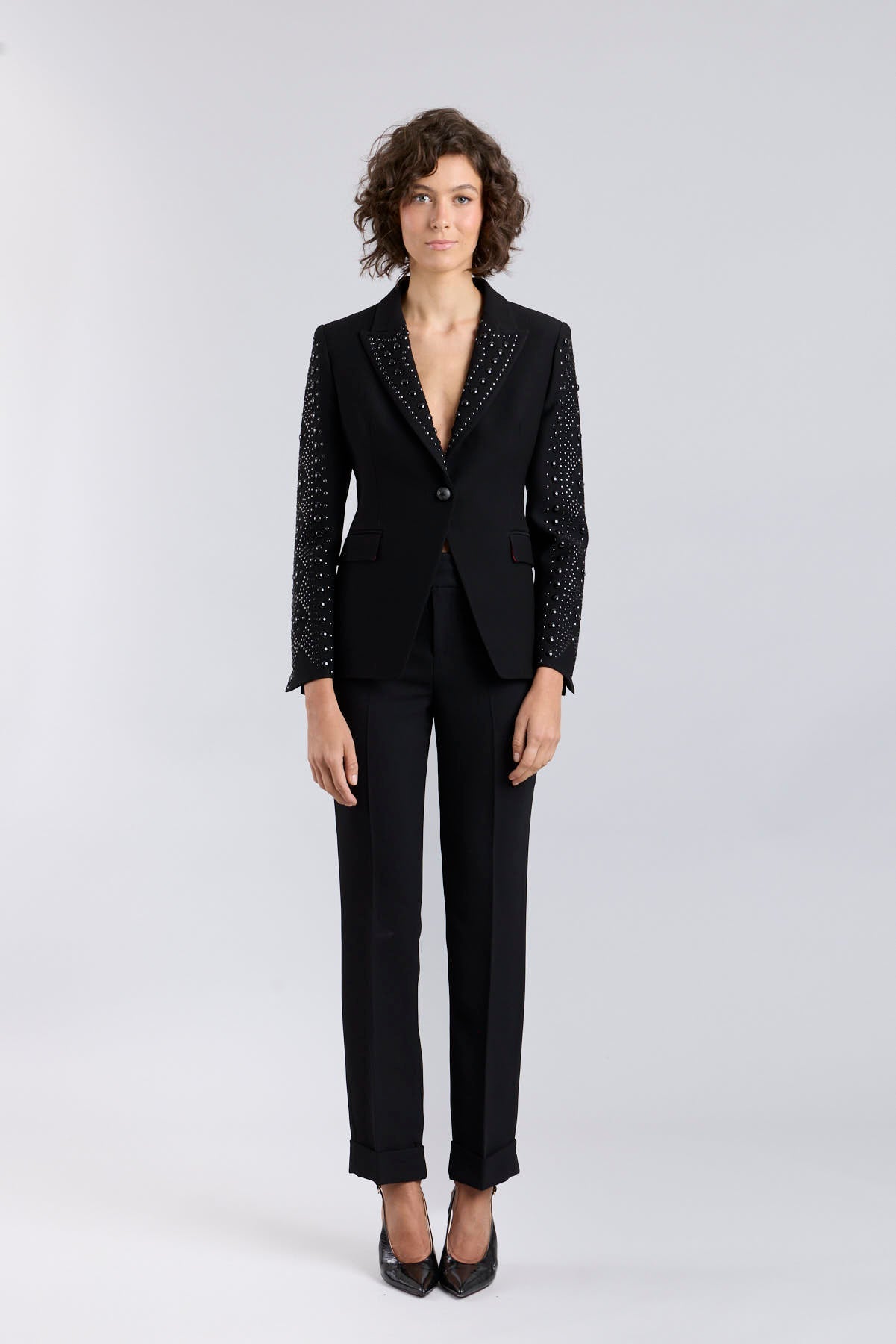 Blazer negro con tachas puestas a mano modelo Lord Byron de The Extreme Collection.