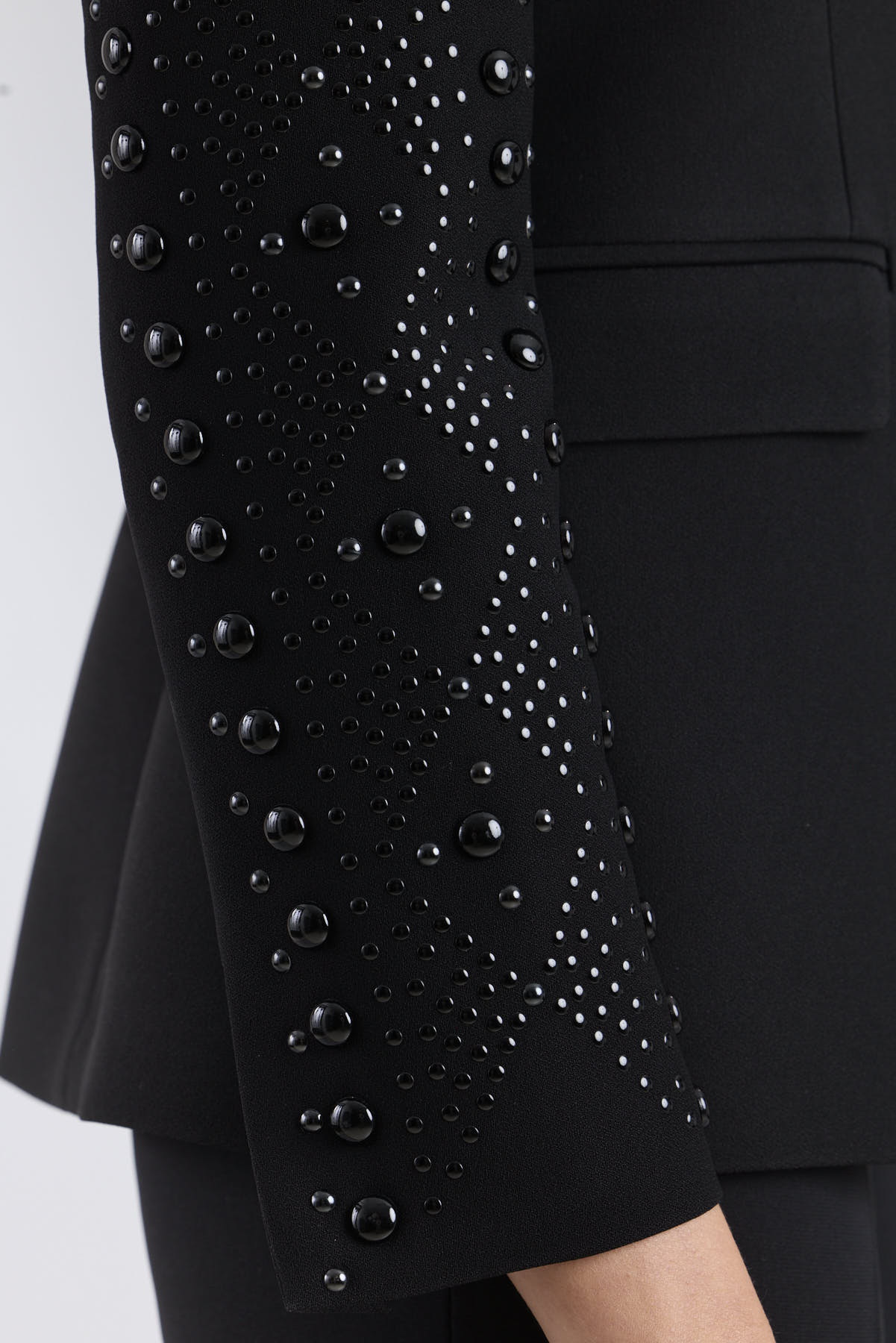 Blazer negro con tachas puestas a mano modelo Lord Byron de The Extreme Collection.