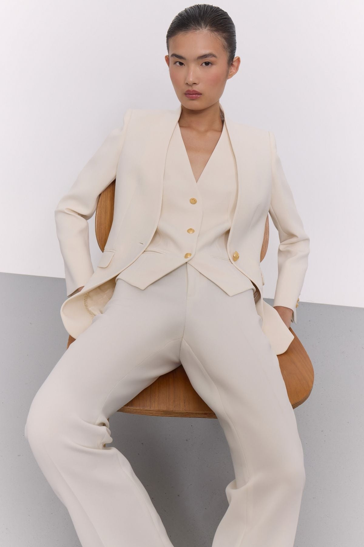 Blazer sastre cruda Maren, diseño artesanal y exclusivo de confección española con botones joya de orfebrería.