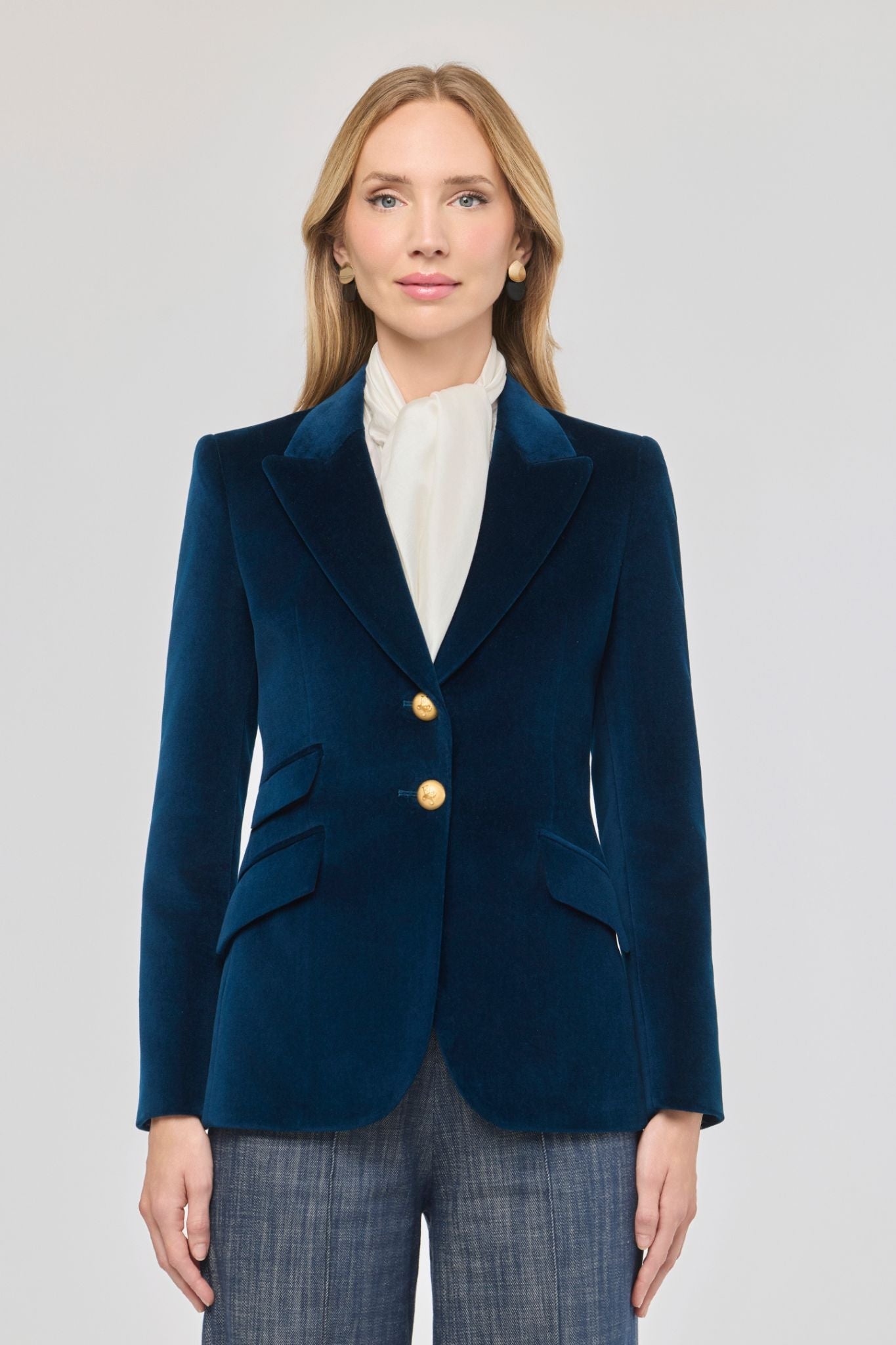 Blazer de terciopelo azul Oliva de The Extreme Collection confeccionada en suave terciopelo azul petróleo.