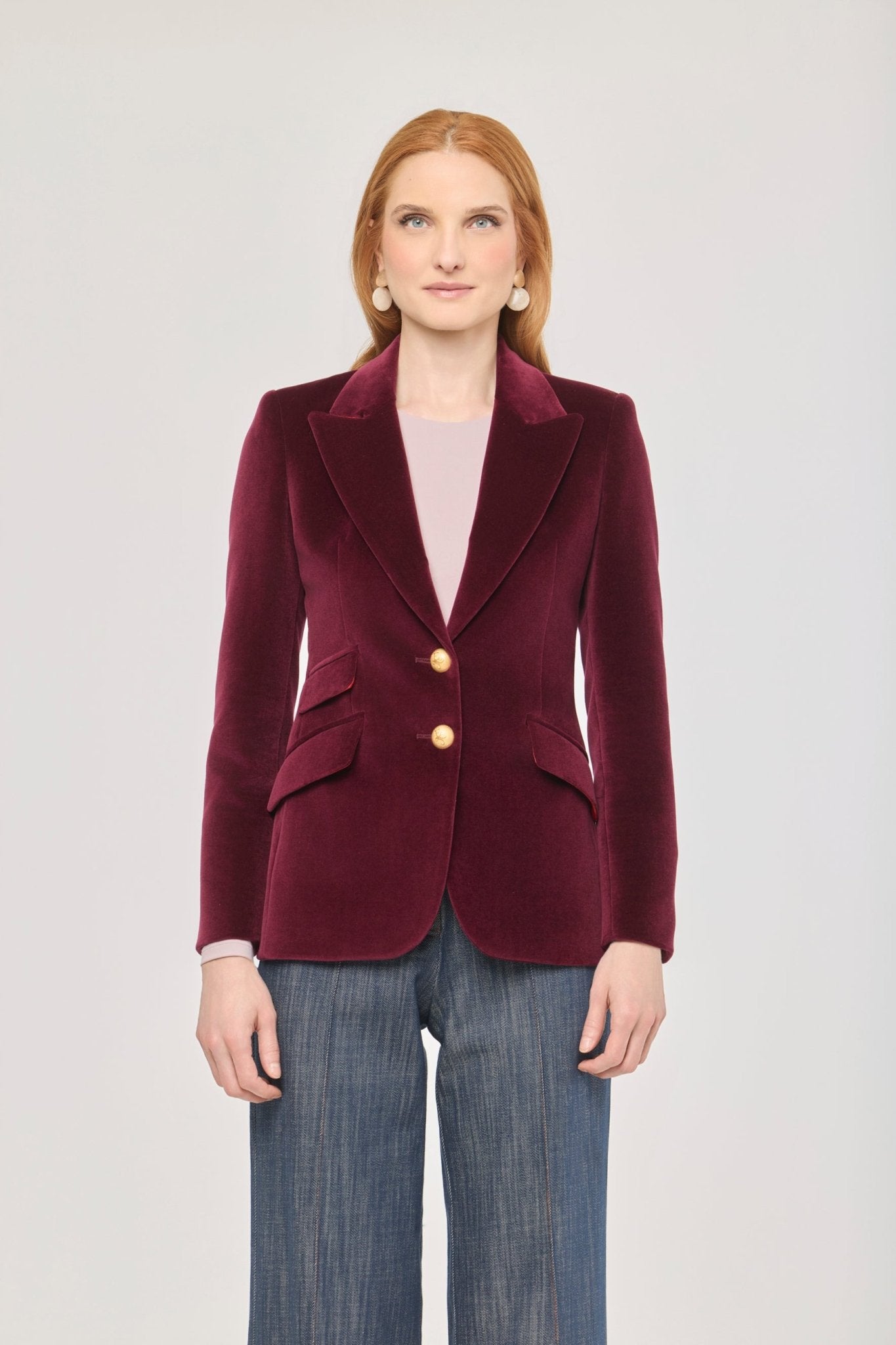 Blazer terciopelo burdeos Oliva de The Extreme Collection confeccionada en suave terciopelo granate.