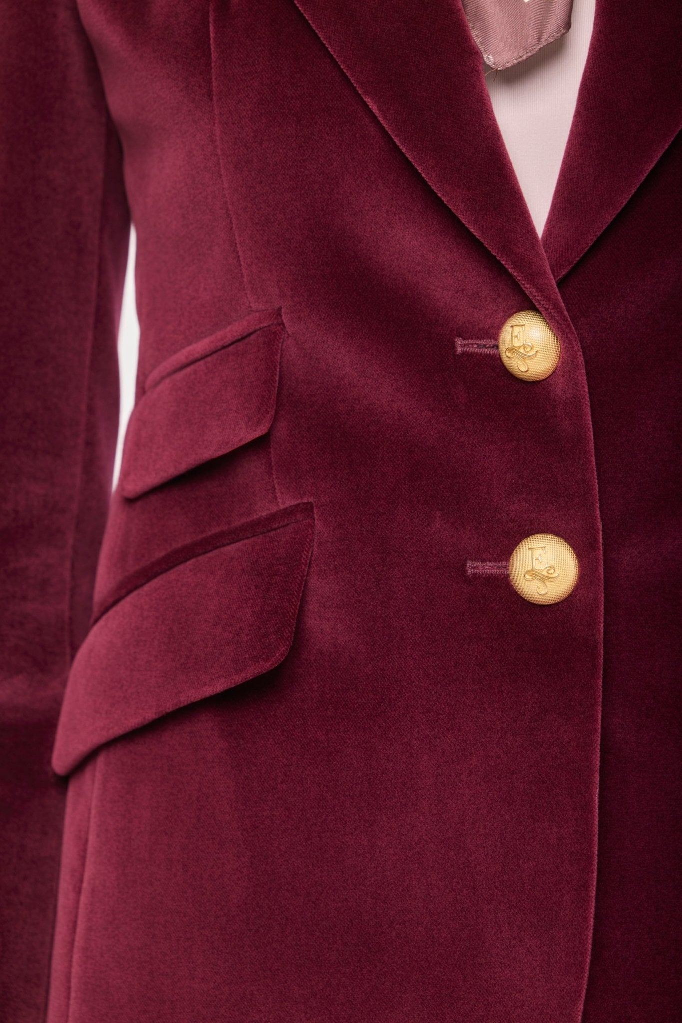 Blazer terciopelo burdeos Oliva de The Extreme Collection confeccionada en suave terciopelo granate.