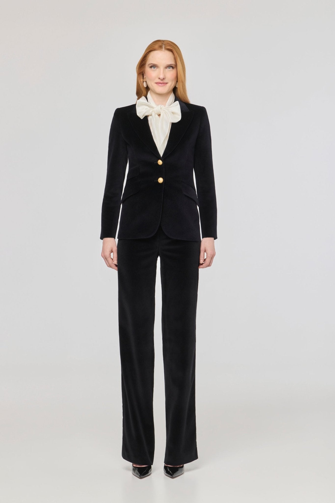 Blazer terciopelo negro Oliva de The Extreme Collection confeccionada en suave terciopelo negro.
