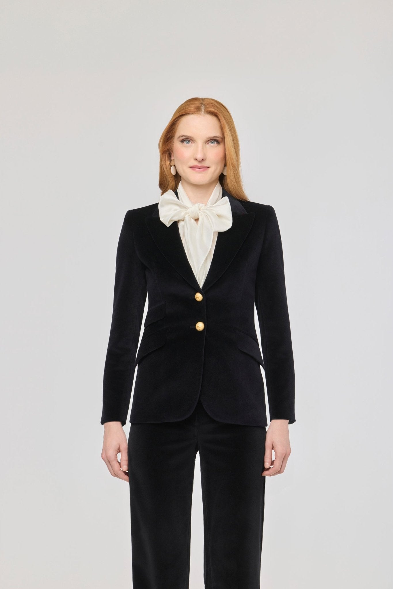 Blazer terciopelo negro Oliva de The Extreme Collection confeccionada en suave terciopelo negro.