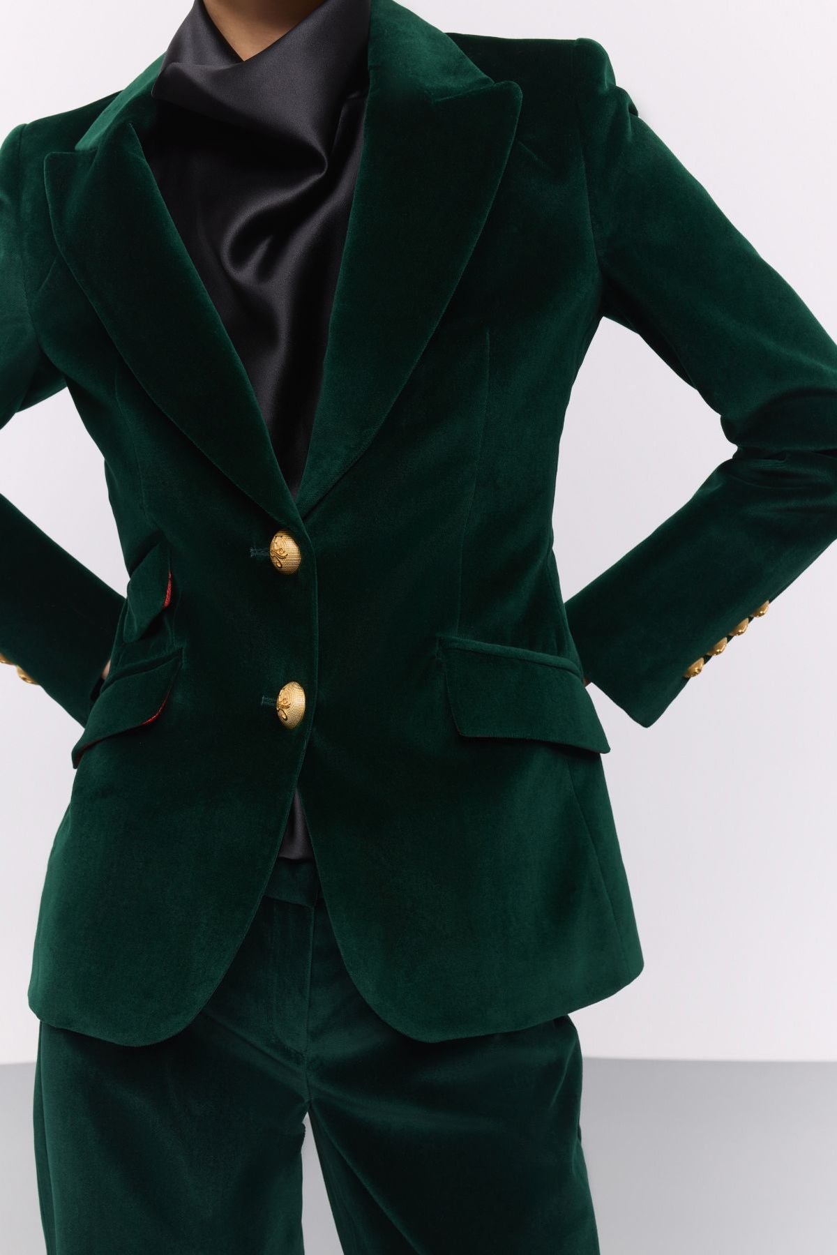 Blazer terciopelo verde Oliva de The Extreme Collection confeccionada en suave terciopelo verde y 100% algodón.