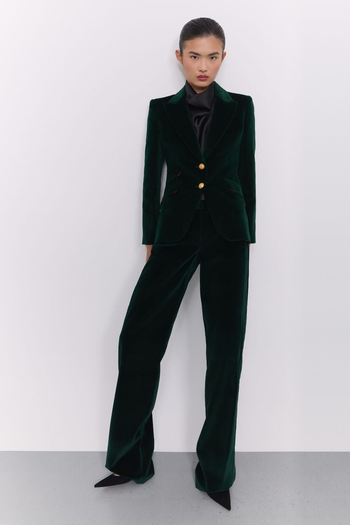 Blazer terciopelo verde Oliva de The Extreme Collection confeccionada en suave terciopelo verde y 100% algodón.