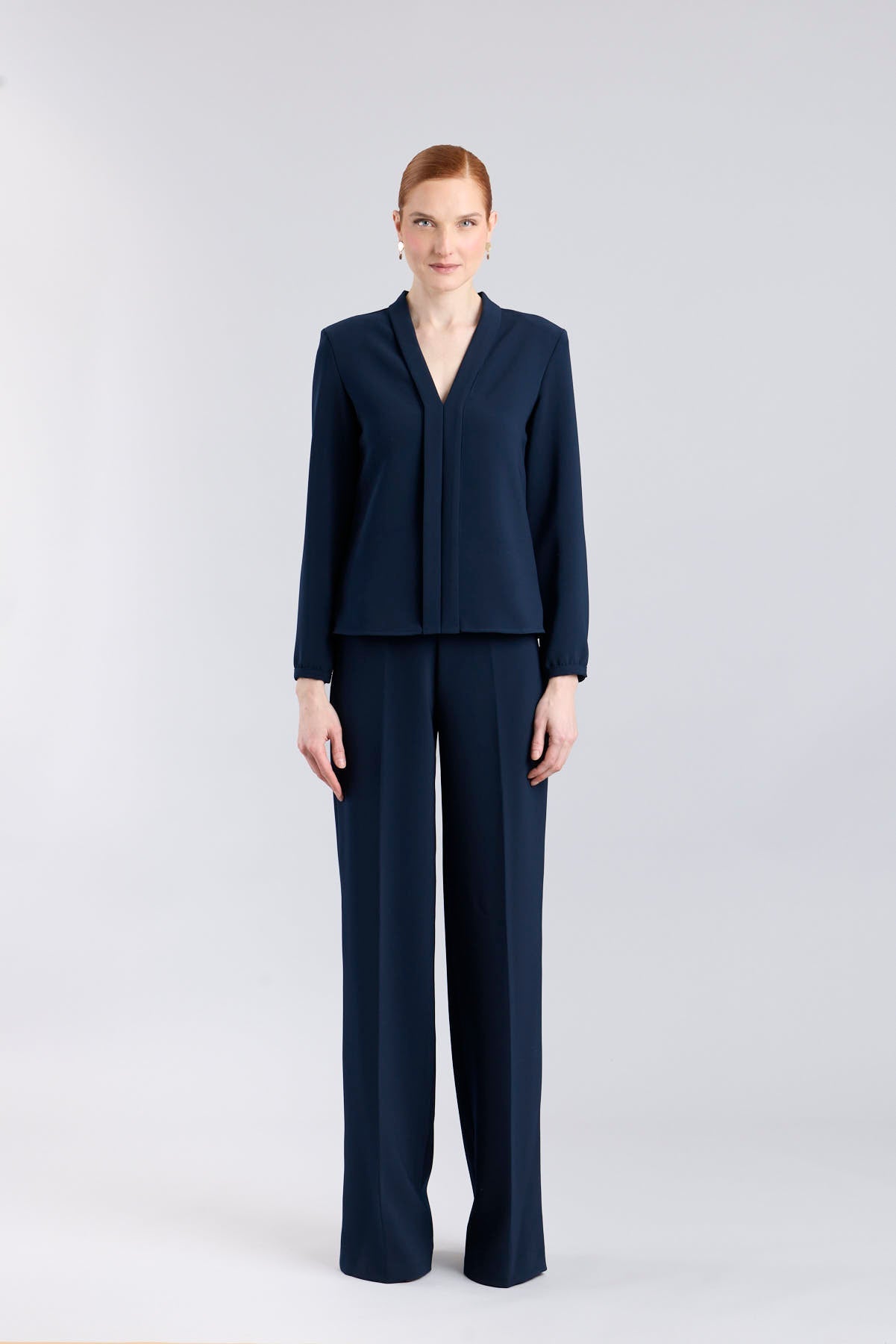 Blusa azul marino con cuello tipo esmoquin de The Extreme Collection.