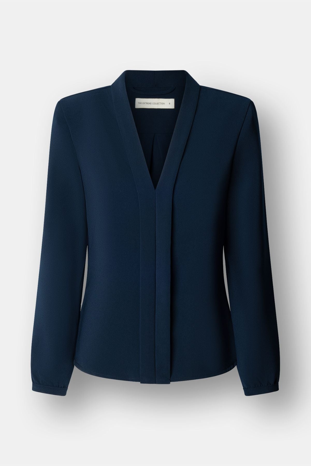 Blusa azul marino con cuello tipo esmoquin de The Extreme Collection.