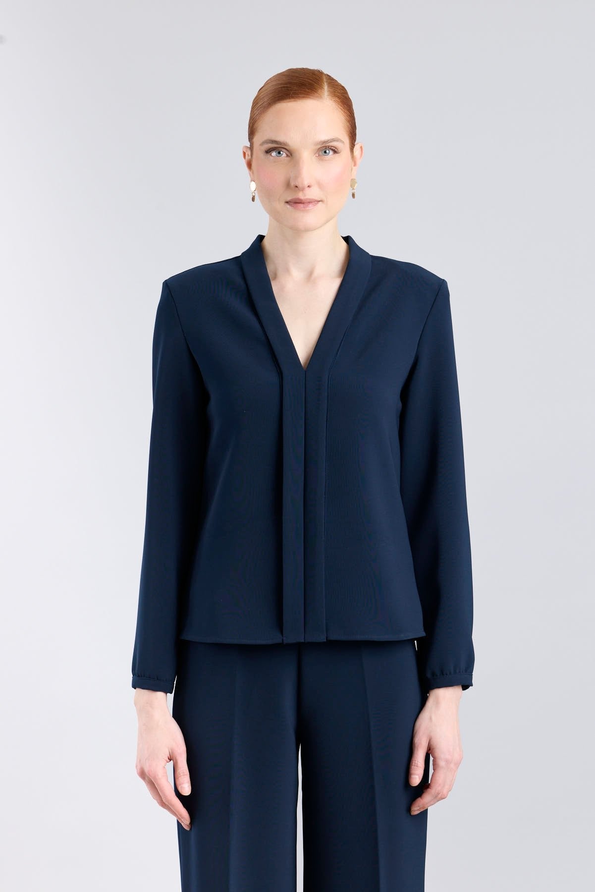 Blusa azul marino con cuello tipo esmoquin de The Extreme Collection.