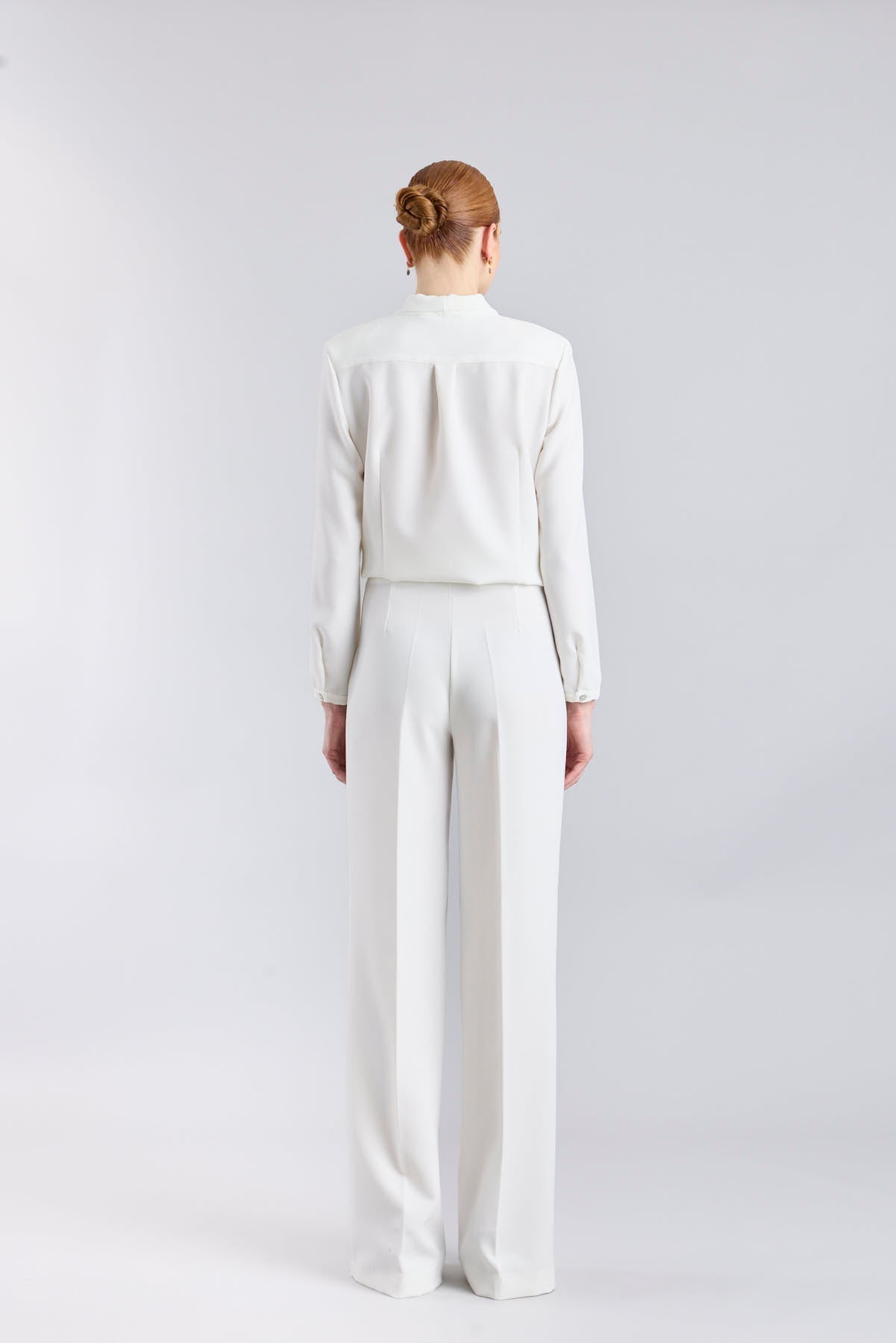 Blusa blanca con cuello tipo esmoquin de The Extreme Collection.