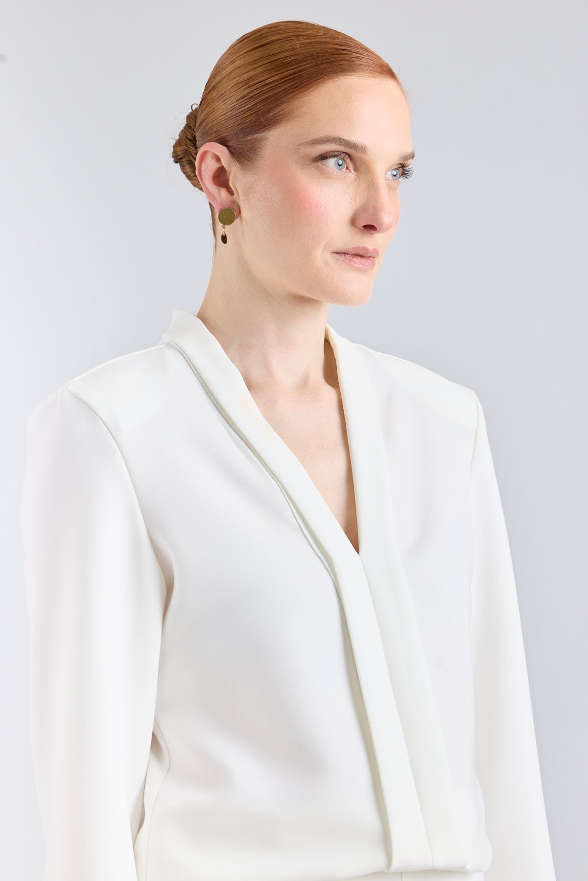 Blusa blanca con cuello tipo esmoquin de The Extreme Collection.