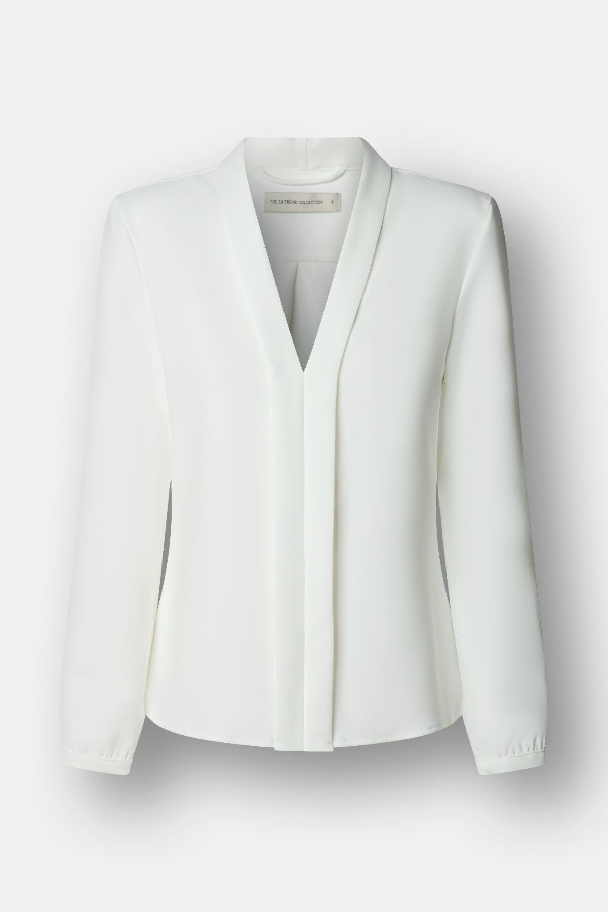 Blusa blanca con cuello tipo esmoquin de The Extreme Collection.
