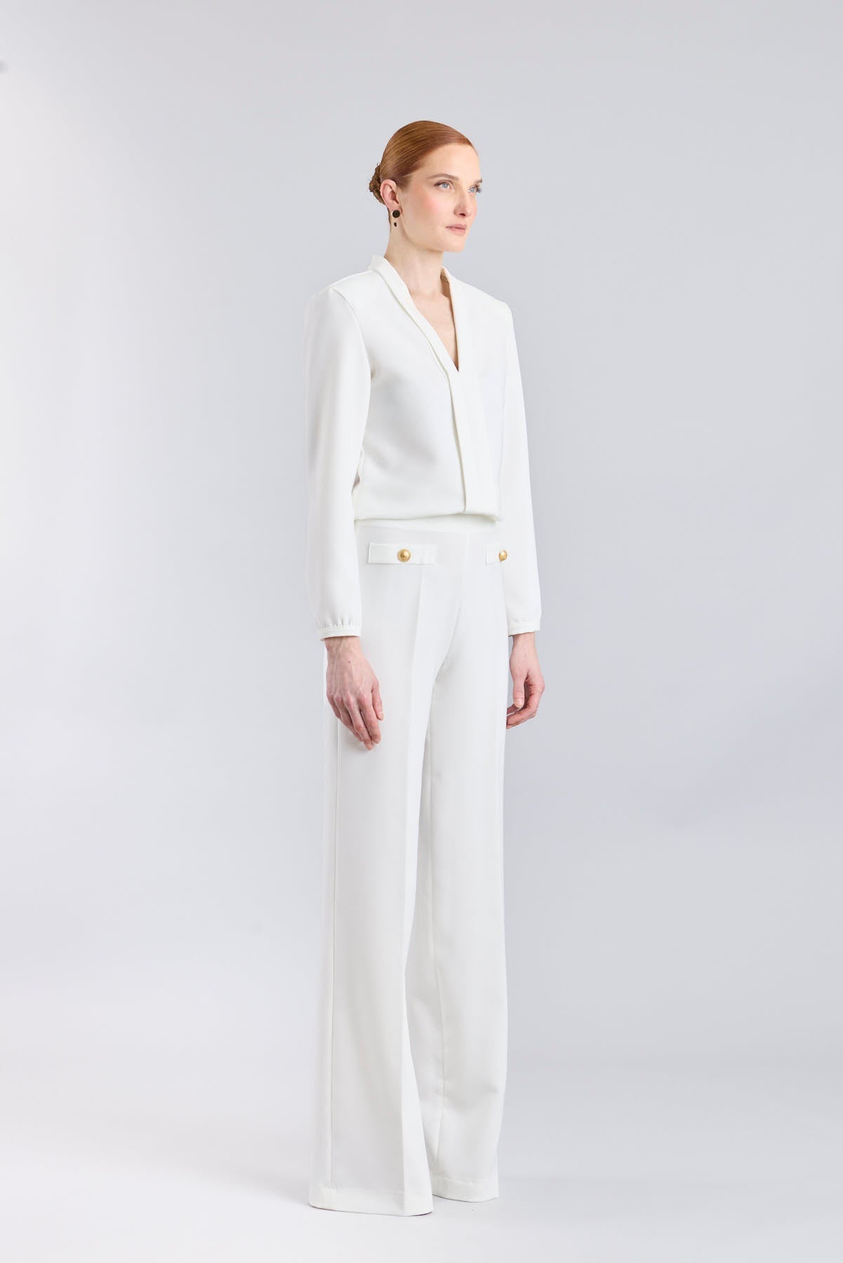 Blusa blanca con cuello tipo esmoquin de The Extreme Collection.