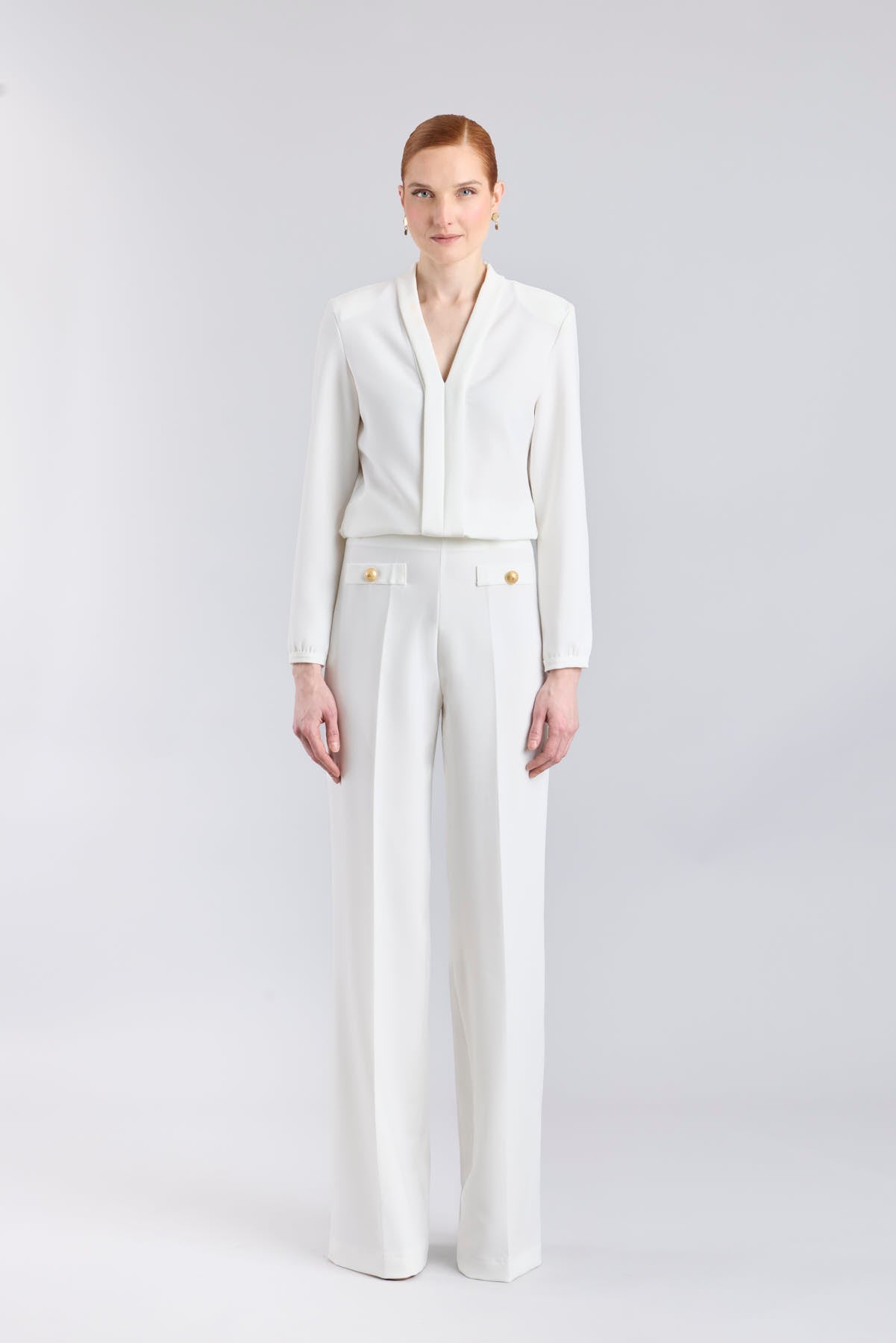 Blusa blanca con cuello tipo esmoquin de The Extreme Collection.