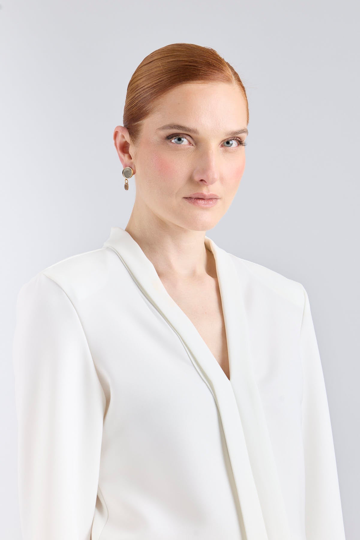 Blusa blanca con cuello tipo esmoquin de The Extreme Collection.