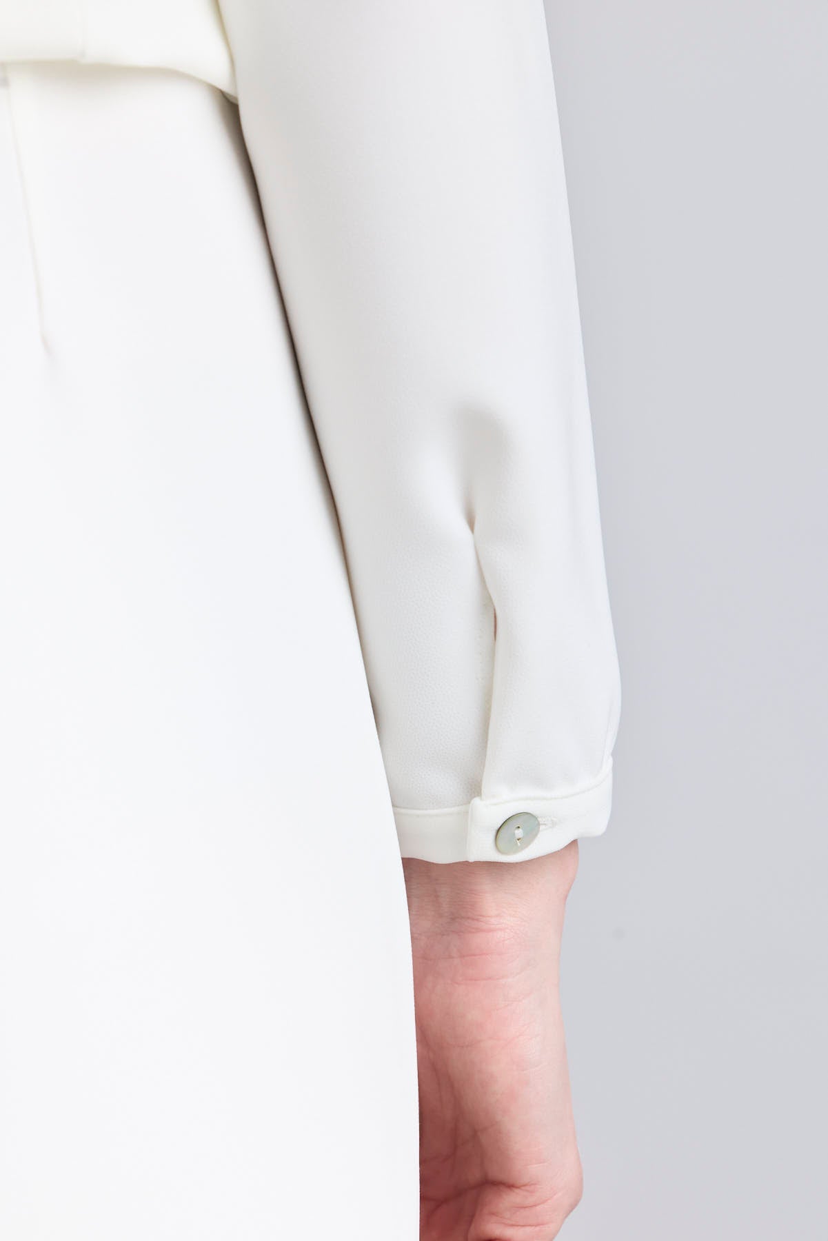 Blusa blanca con cuello tipo esmoquin de The Extreme Collection.