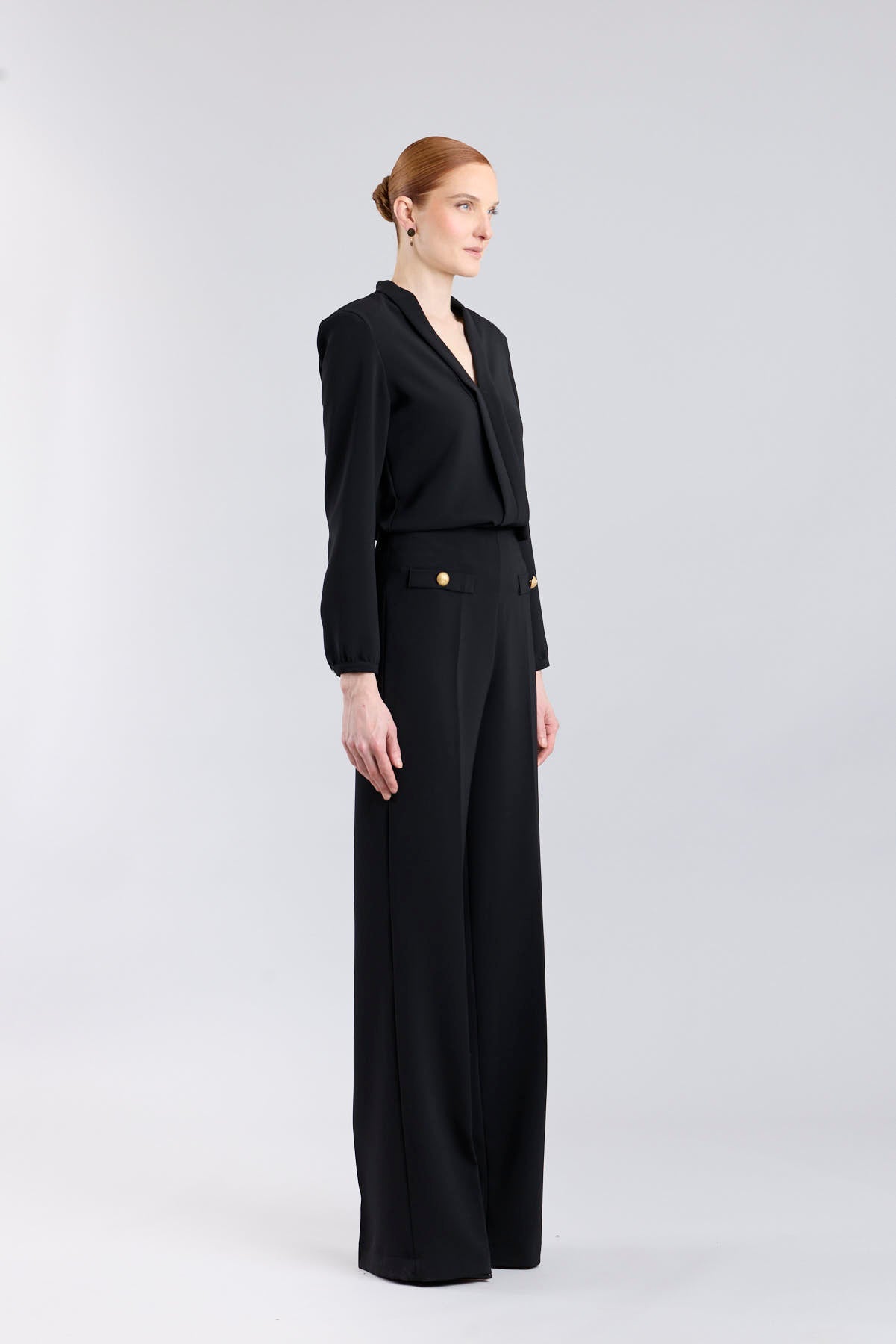 Blusa negra con cuello tipo esmoquin de The Extreme Collection.