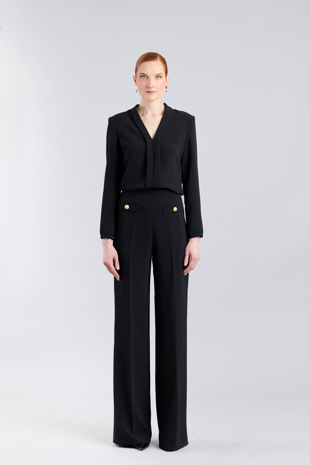 Blusa negra con cuello tipo esmoquin de The Extreme Collection.