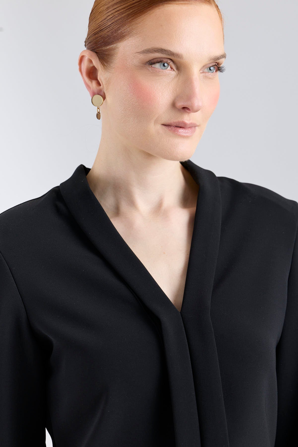 Blusa negra con cuello tipo esmoquin de The Extreme Collection.