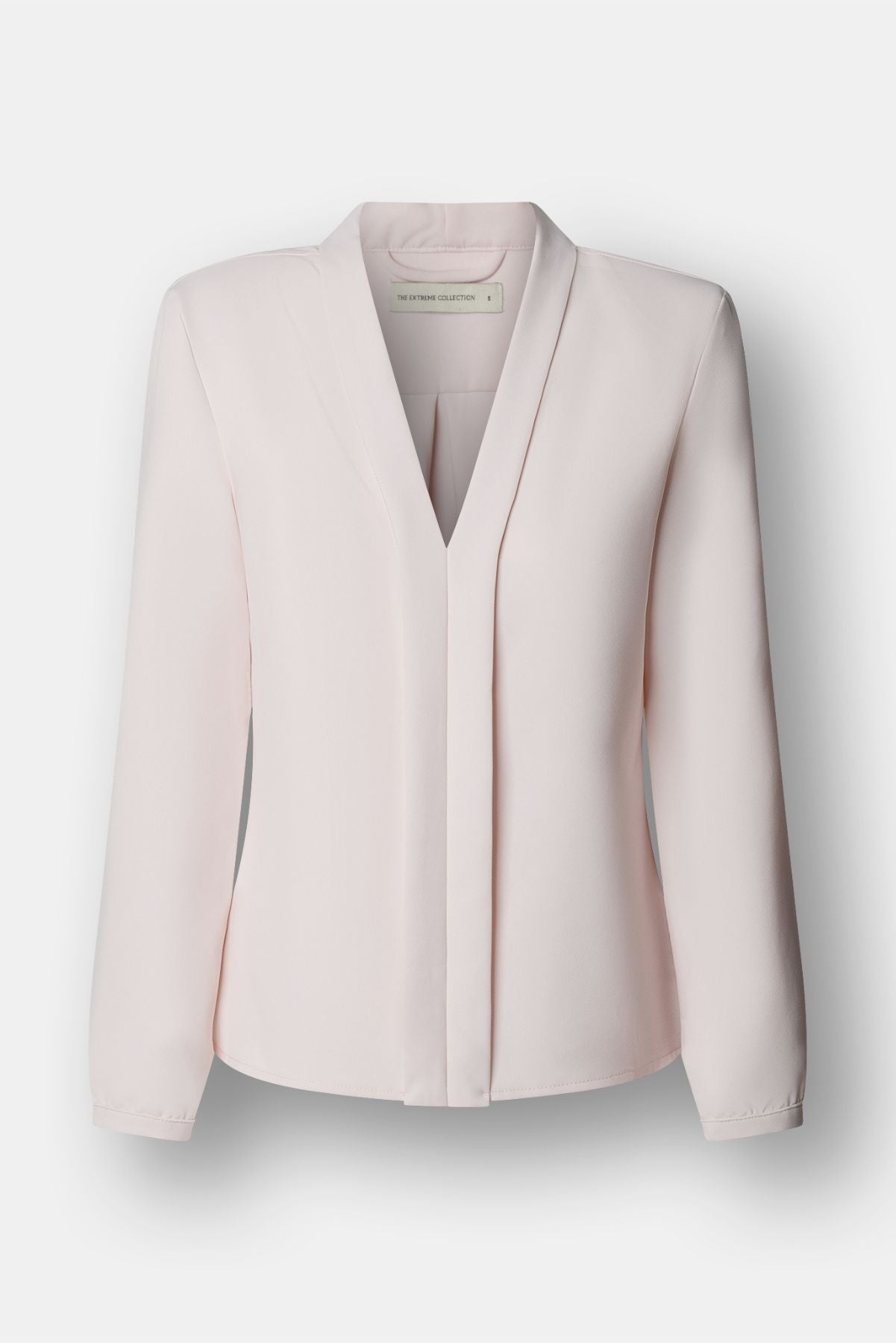 Blusa rosa con cuello tipo esmoquin de The Extreme Collection.