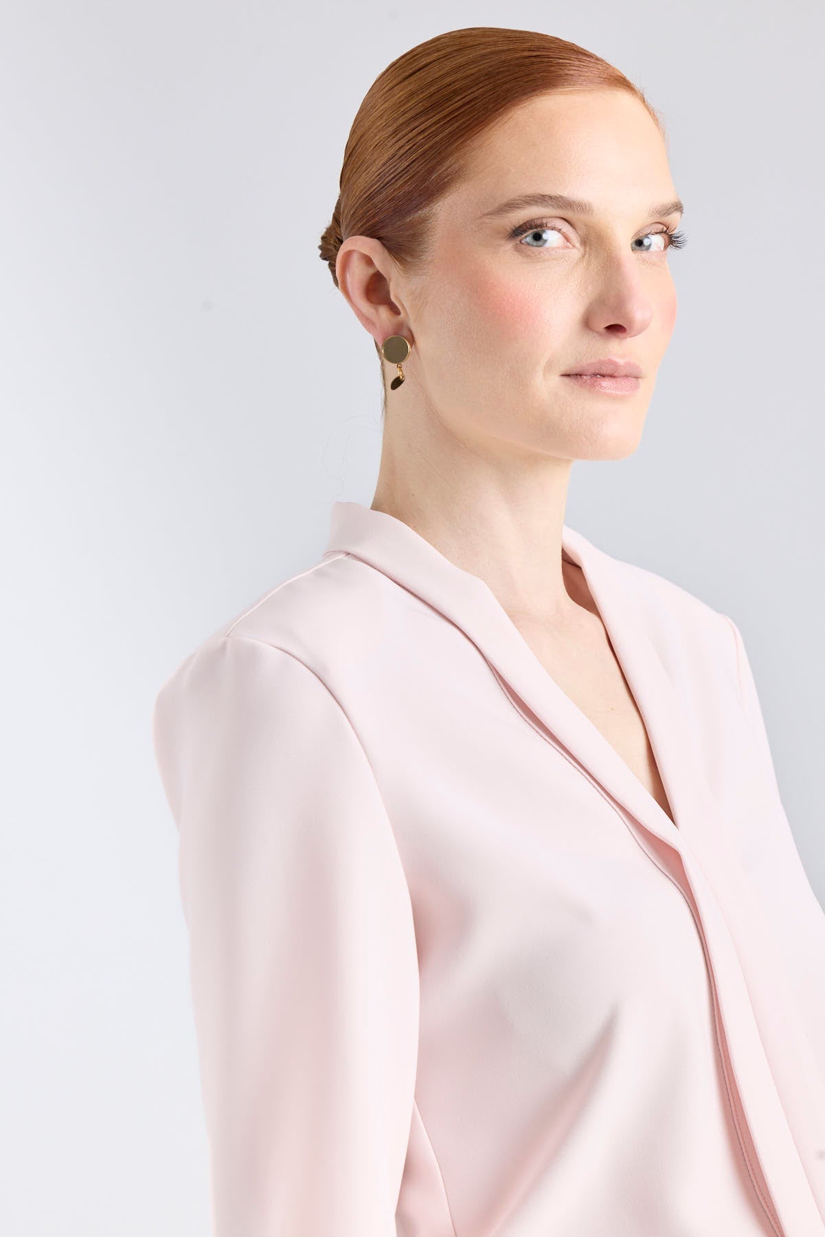 Blusa rosa con cuello tipo esmoquin de The Extreme Collection.