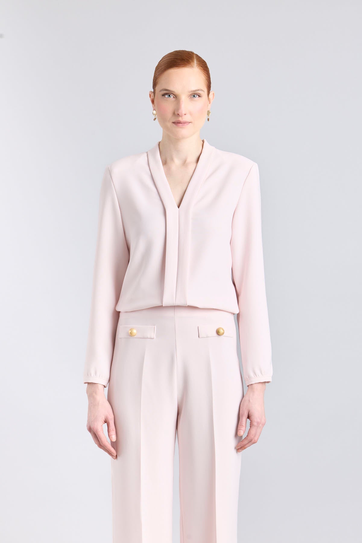 Blusa rosa con cuello tipo esmoquin de The Extreme Collection.