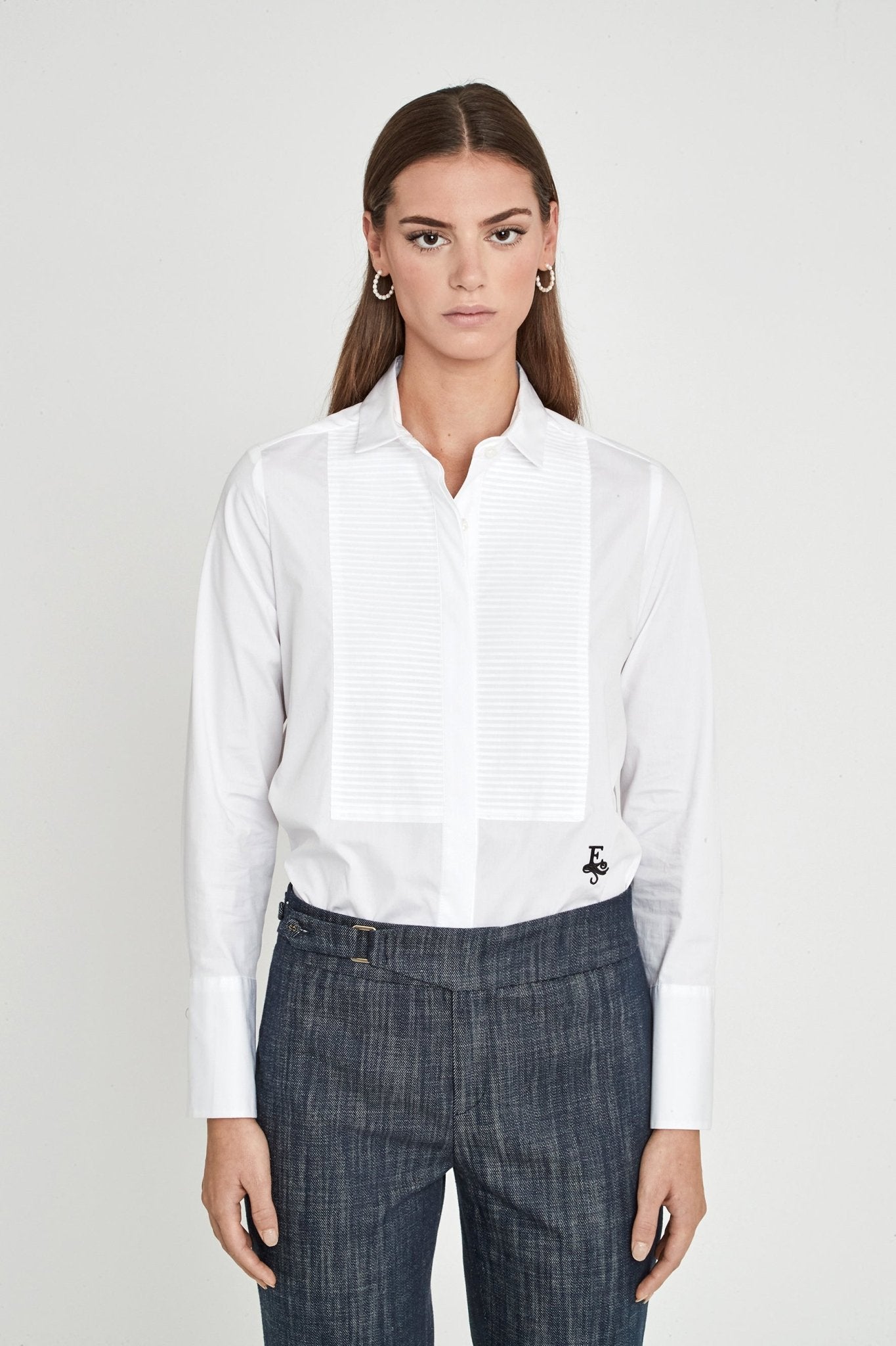 Camisa blanca con jaretas  Eleanor de The Extreme Collection en color blanco con jaretas frontales, cuello camisero clásico y puños estructurados.