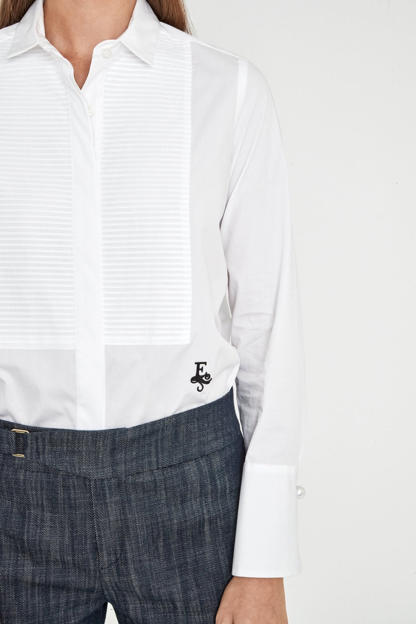 Camisa blanca con jaretas  Eleanor de The Extreme Collection en color blanco con jaretas frontales, cuello camisero clásico y puños estructurados.