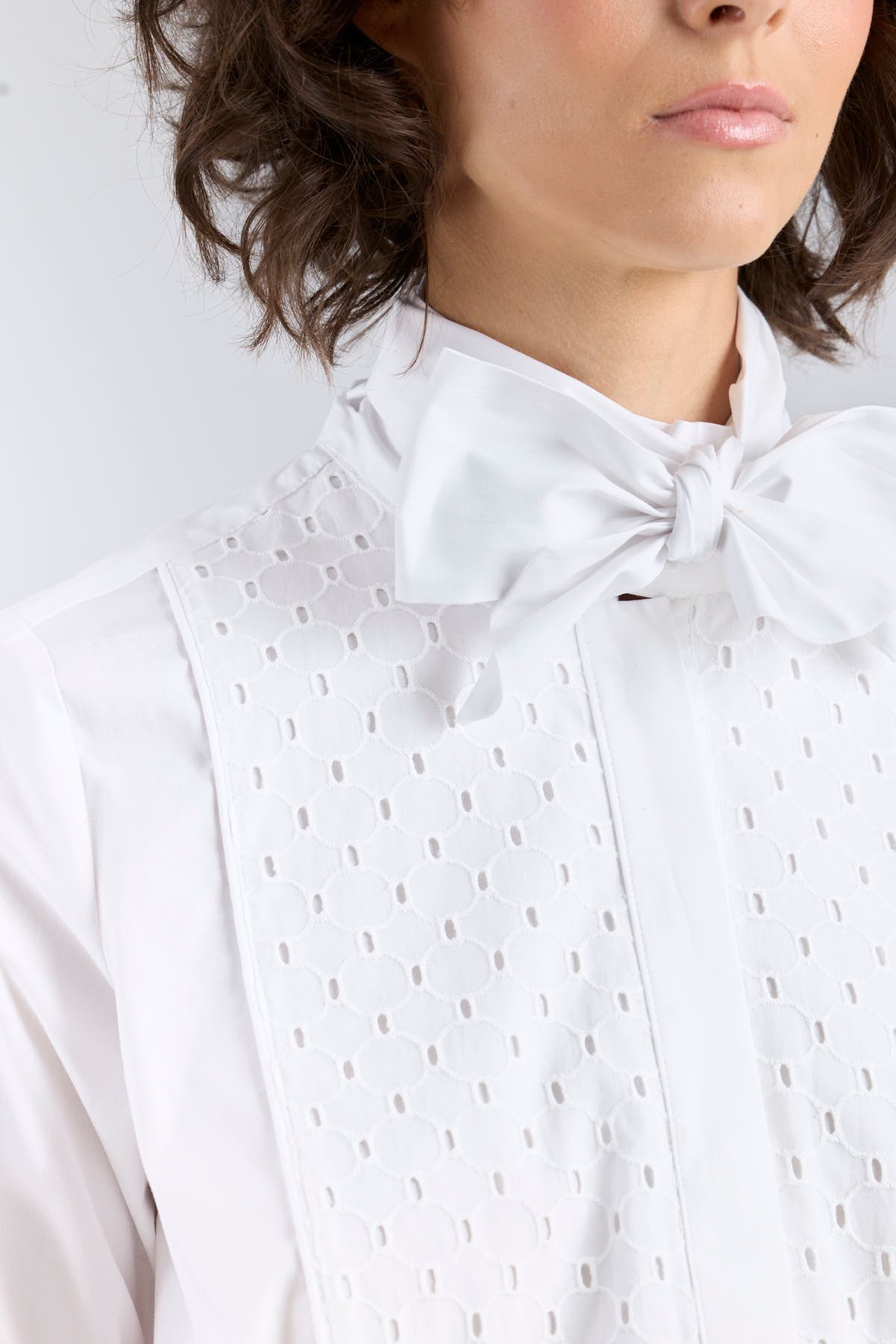 Camisa blanca modelo Bastian con gran lazo al cuello y pechera de batista bordada de The Extreme Collection.